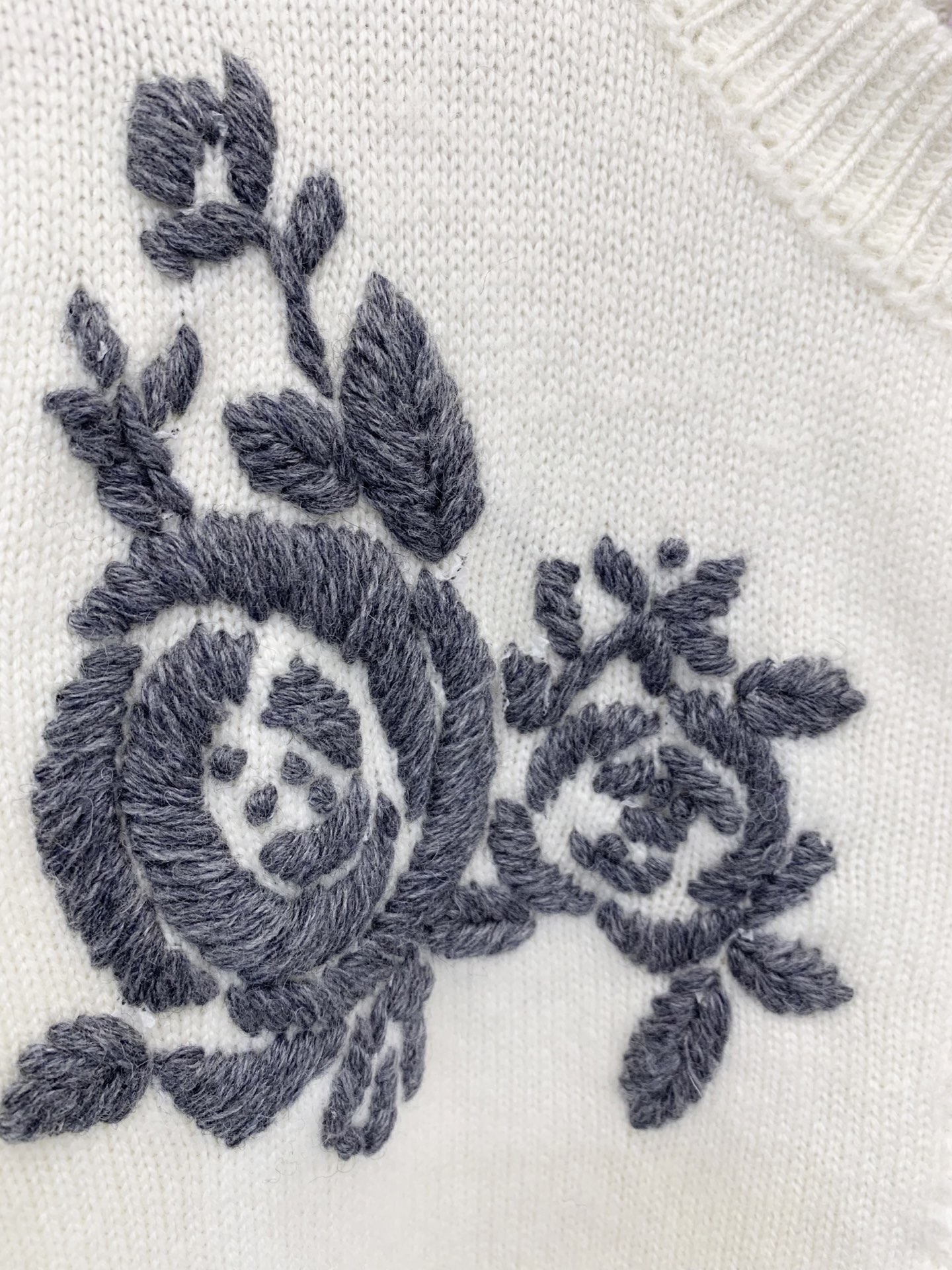 Valentino 25秋冬新款 立体花卉刺绣圆领针织短袖羊绒羊毛混纺面料 软糯有质感 两色sml