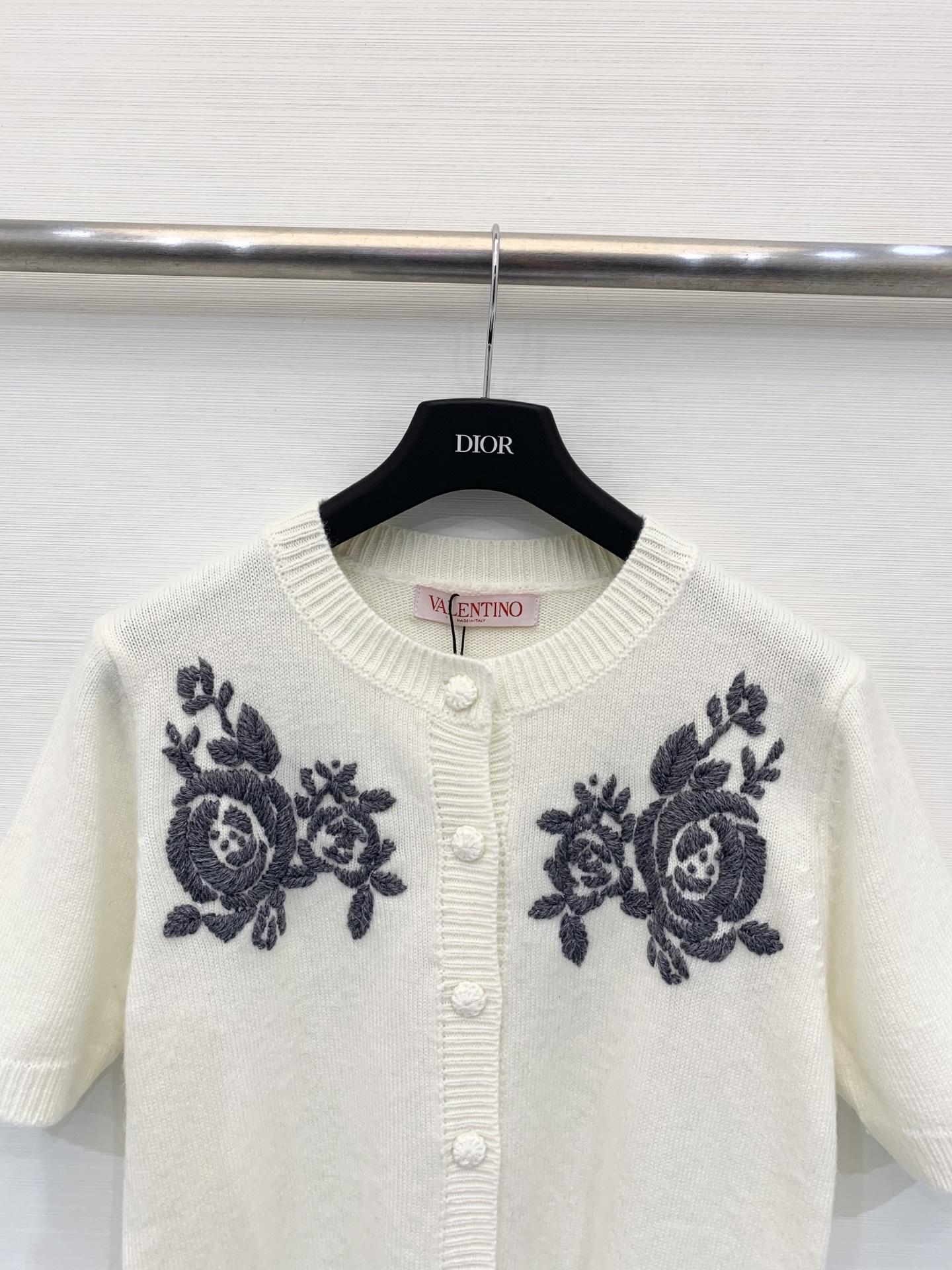 Valentino 25秋冬新款 立体花卉刺绣圆领针织短袖羊绒羊毛混纺面料 软糯有质感 两色sml