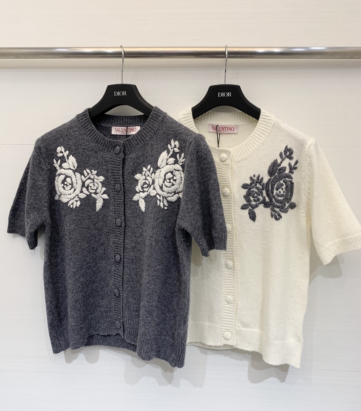 Valentino 25秋冬新款 立体花卉刺绣圆领针织短袖羊绒羊毛混纺面料 软糯有质感 两色sml