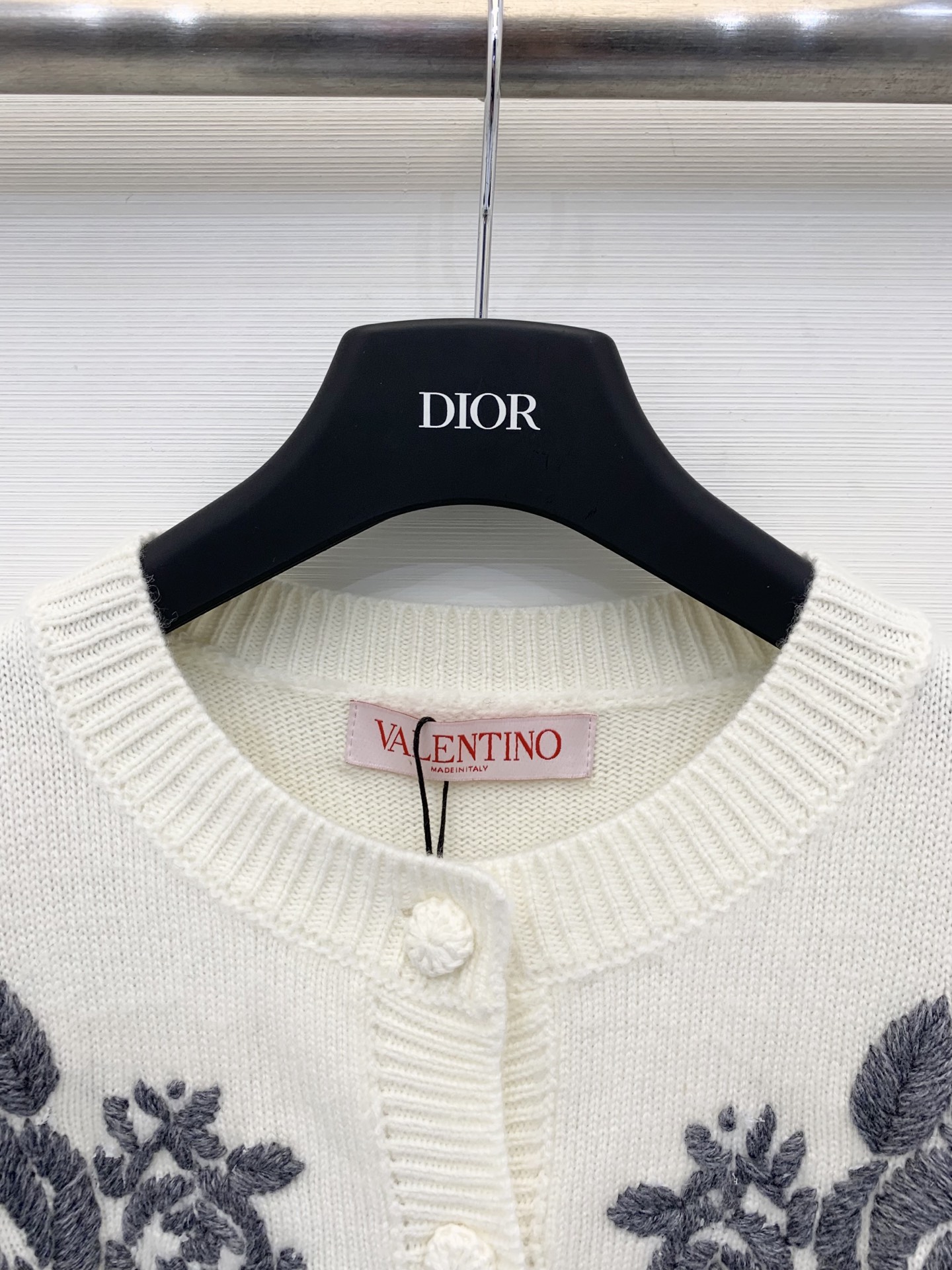 Valentino 25秋冬新款 立体花卉刺绣圆领针织短袖羊绒羊毛混纺面料 软糯有质感 两色sml