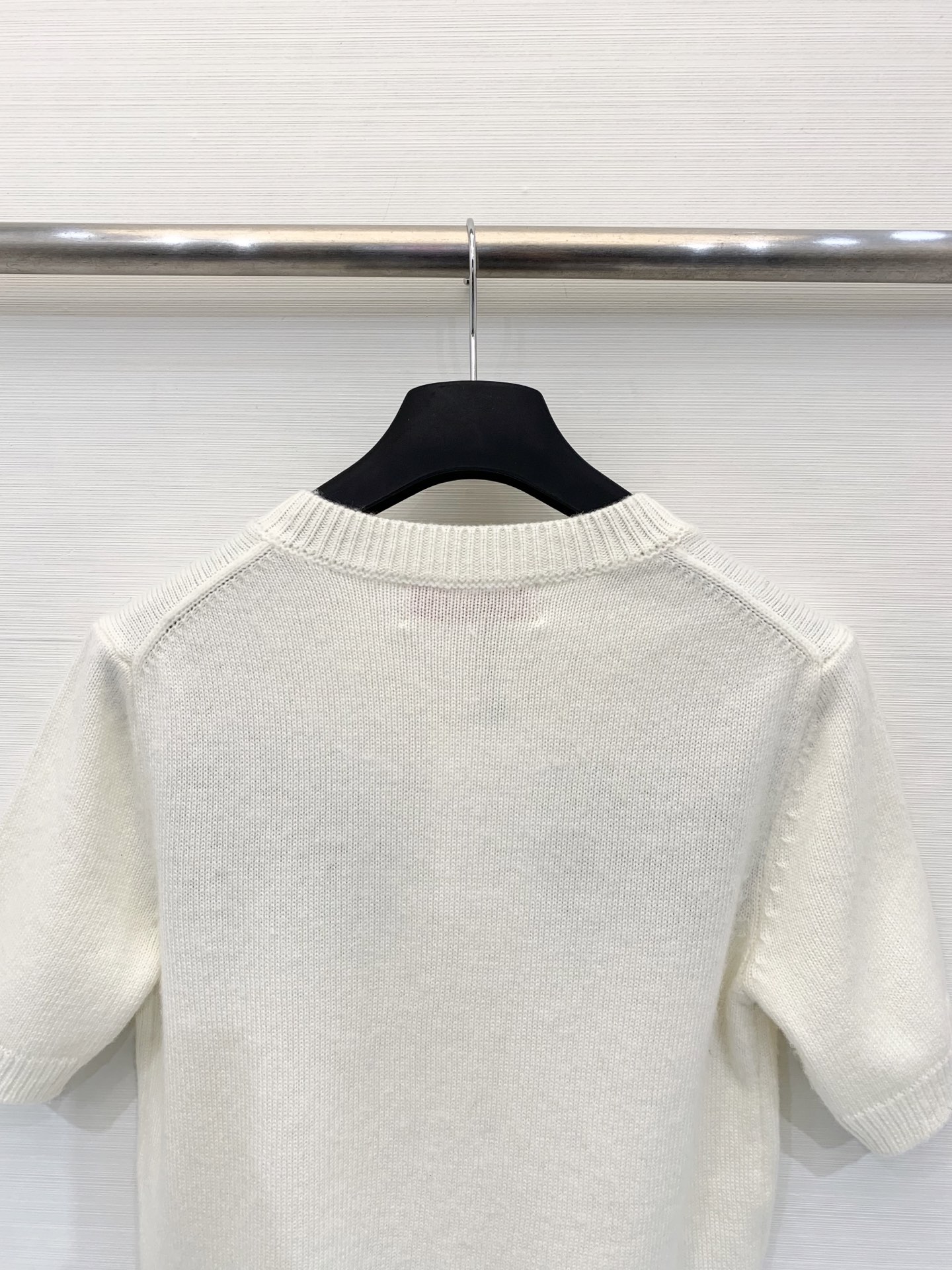 Valentino 25秋冬新款 立体花卉刺绣圆领针织短袖羊绒羊毛混纺面料 软糯有质感 两色sml