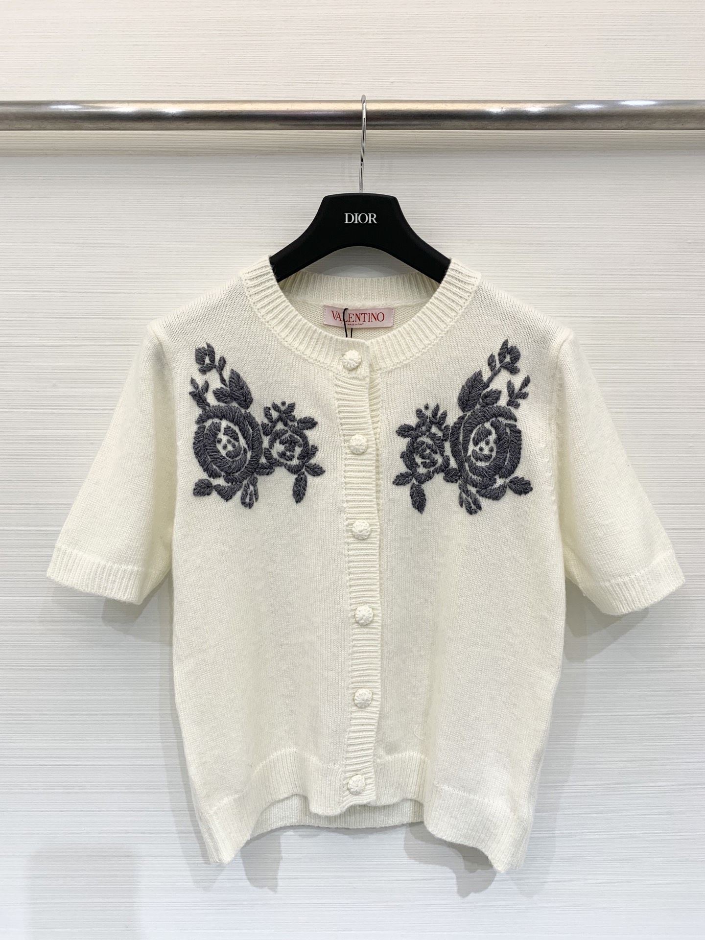 Valentino 25秋冬新款 立体花卉刺绣圆领针织短袖羊绒羊毛混纺面料 软糯有质感 两色sml