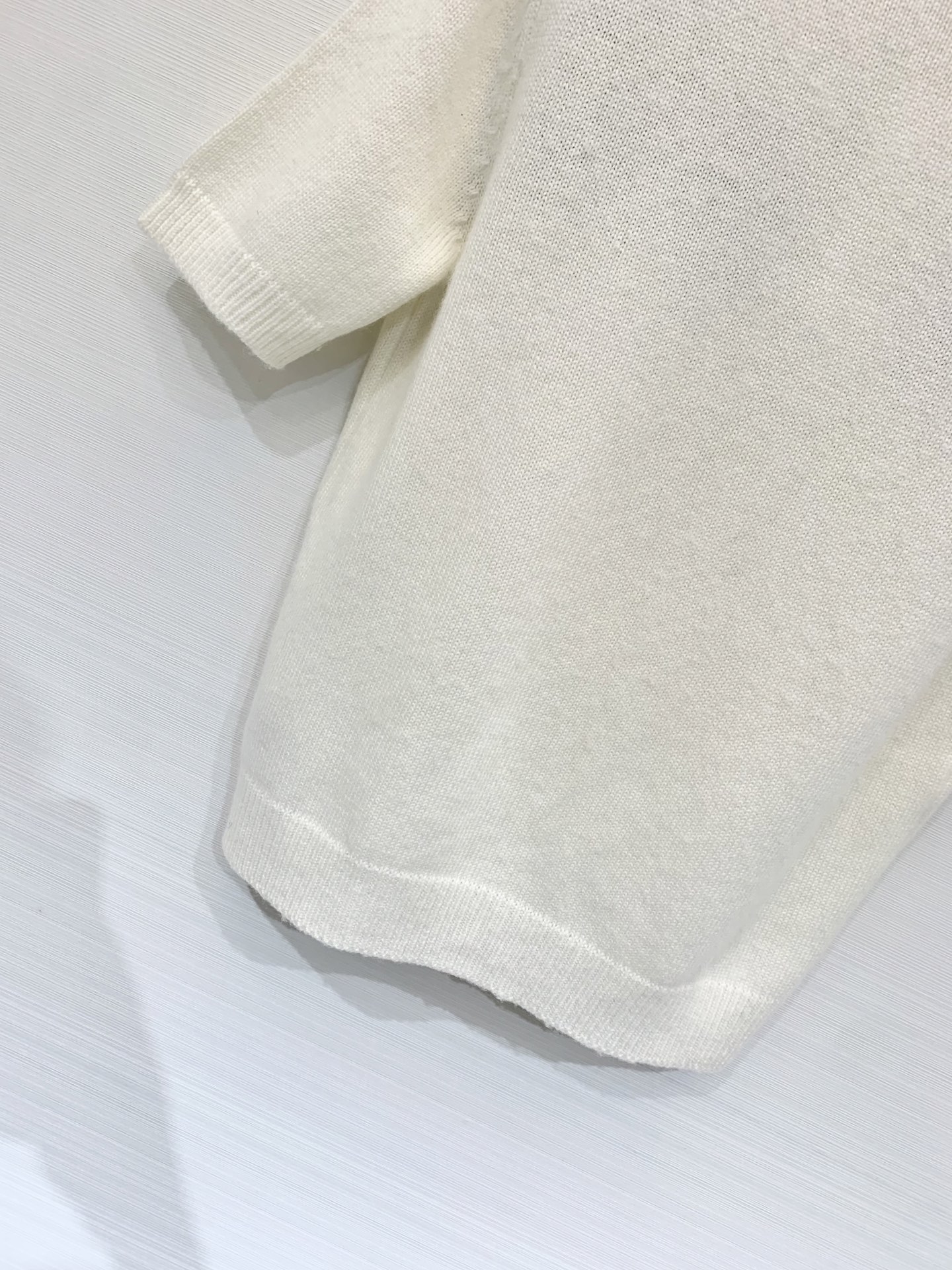 Valentino 25秋冬新款 立体花卉刺绣圆领针织短袖羊绒羊毛混纺面料 软糯有质感 两色sml