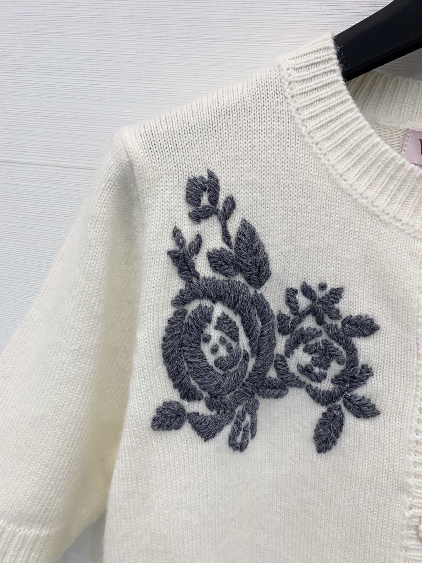 Valentino 25秋冬新款 立体花卉刺绣圆领针织短袖羊绒羊毛混纺面料 软糯有质感 两色sml