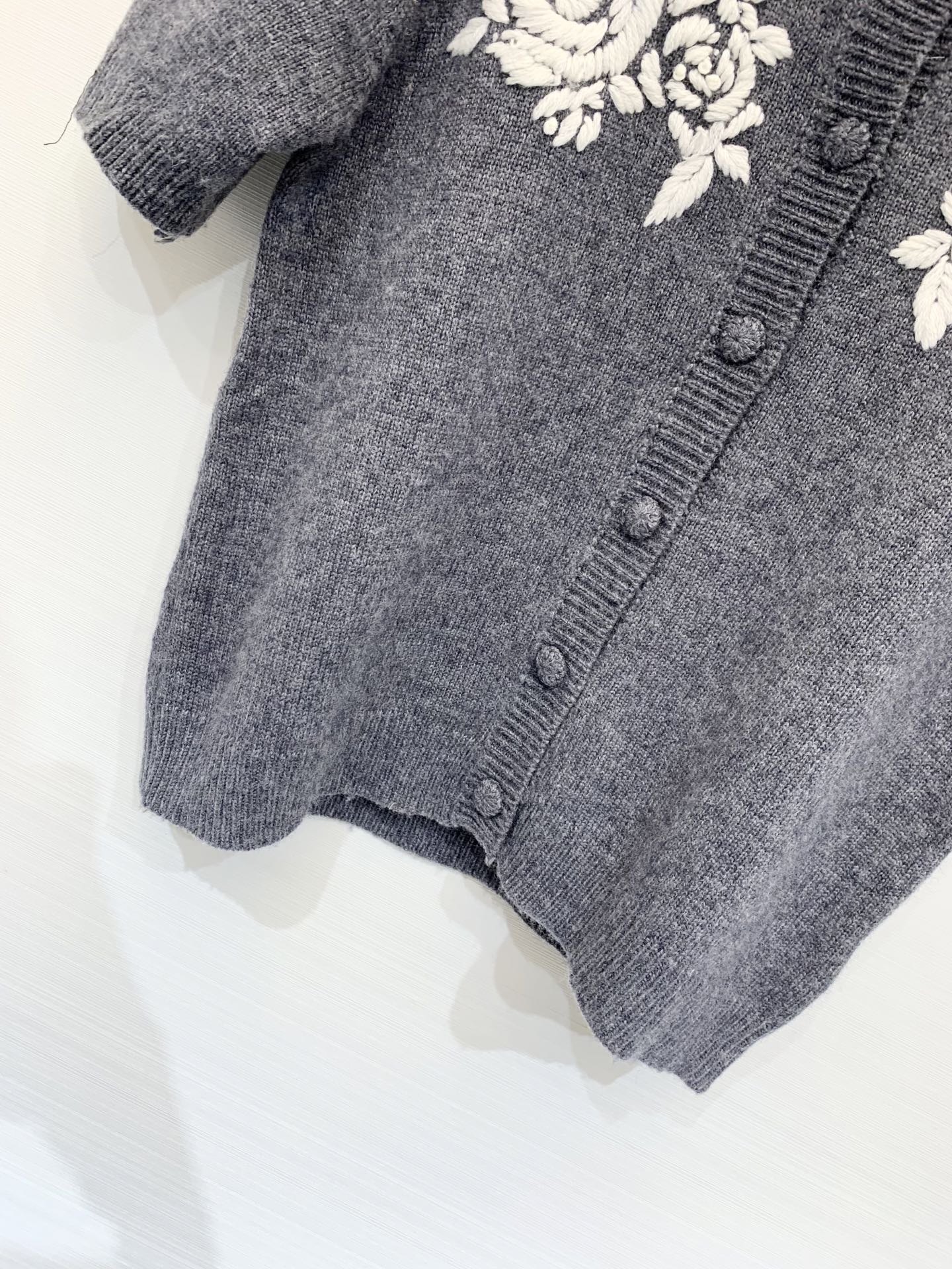 Valentino 25秋冬新款 立体花卉刺绣圆领针织短袖羊绒羊毛混纺面料 软糯有质感 两色sml