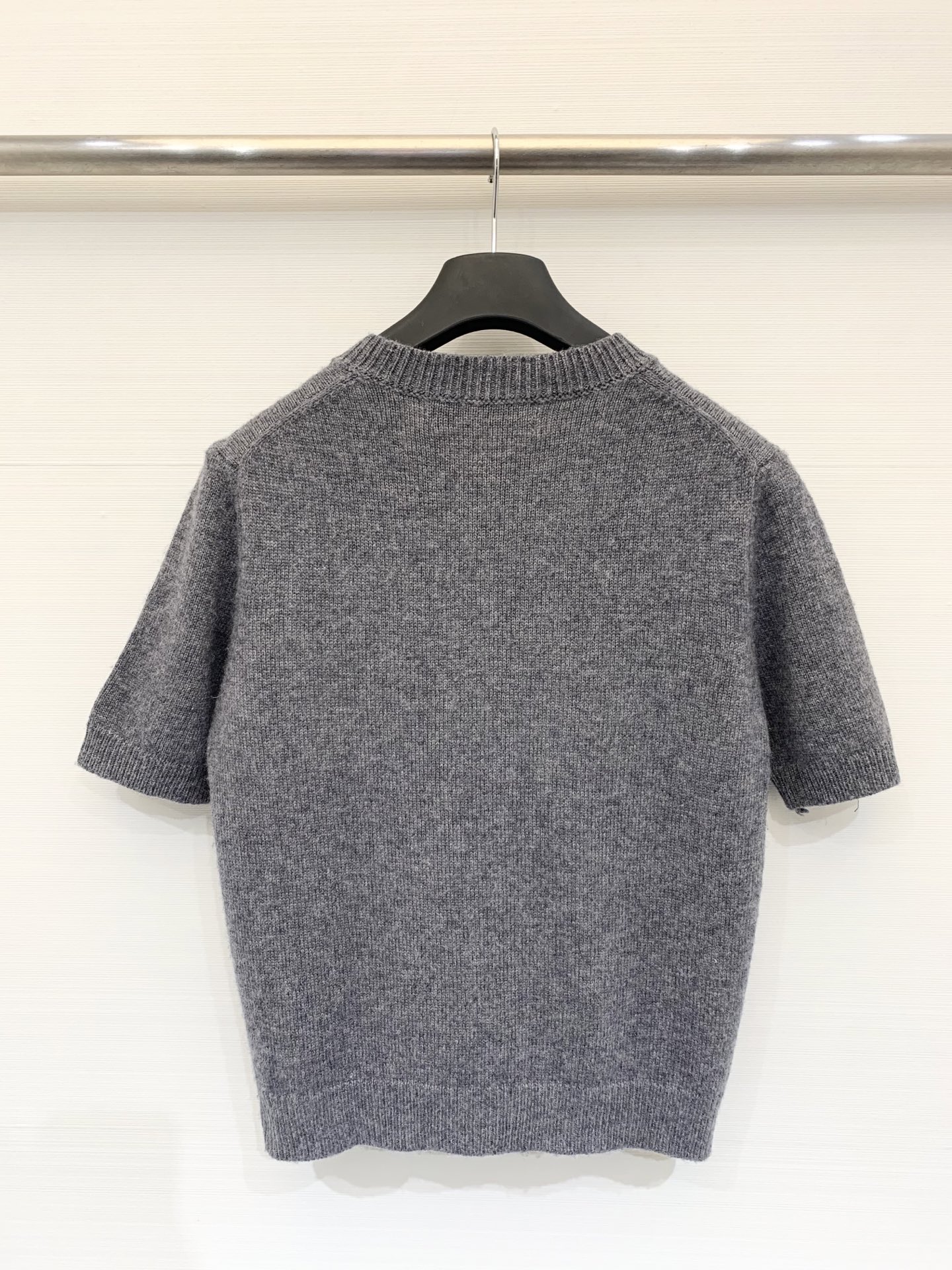 Valentino 25秋冬新款 立体花卉刺绣圆领针织短袖羊绒羊毛混纺面料 软糯有质感 两色sml