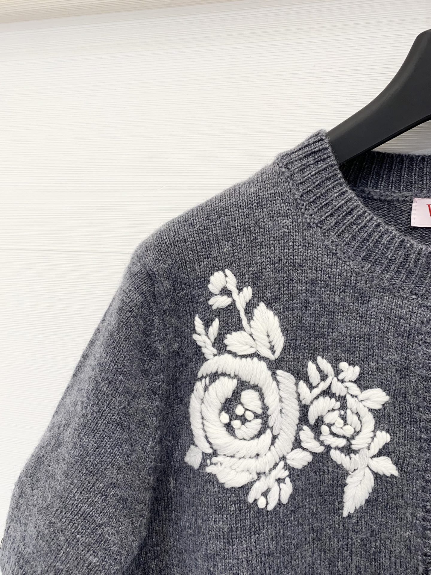 Valentino 25秋冬新款 立体花卉刺绣圆领针织短袖羊绒羊毛混纺面料 软糯有质感 两色sml