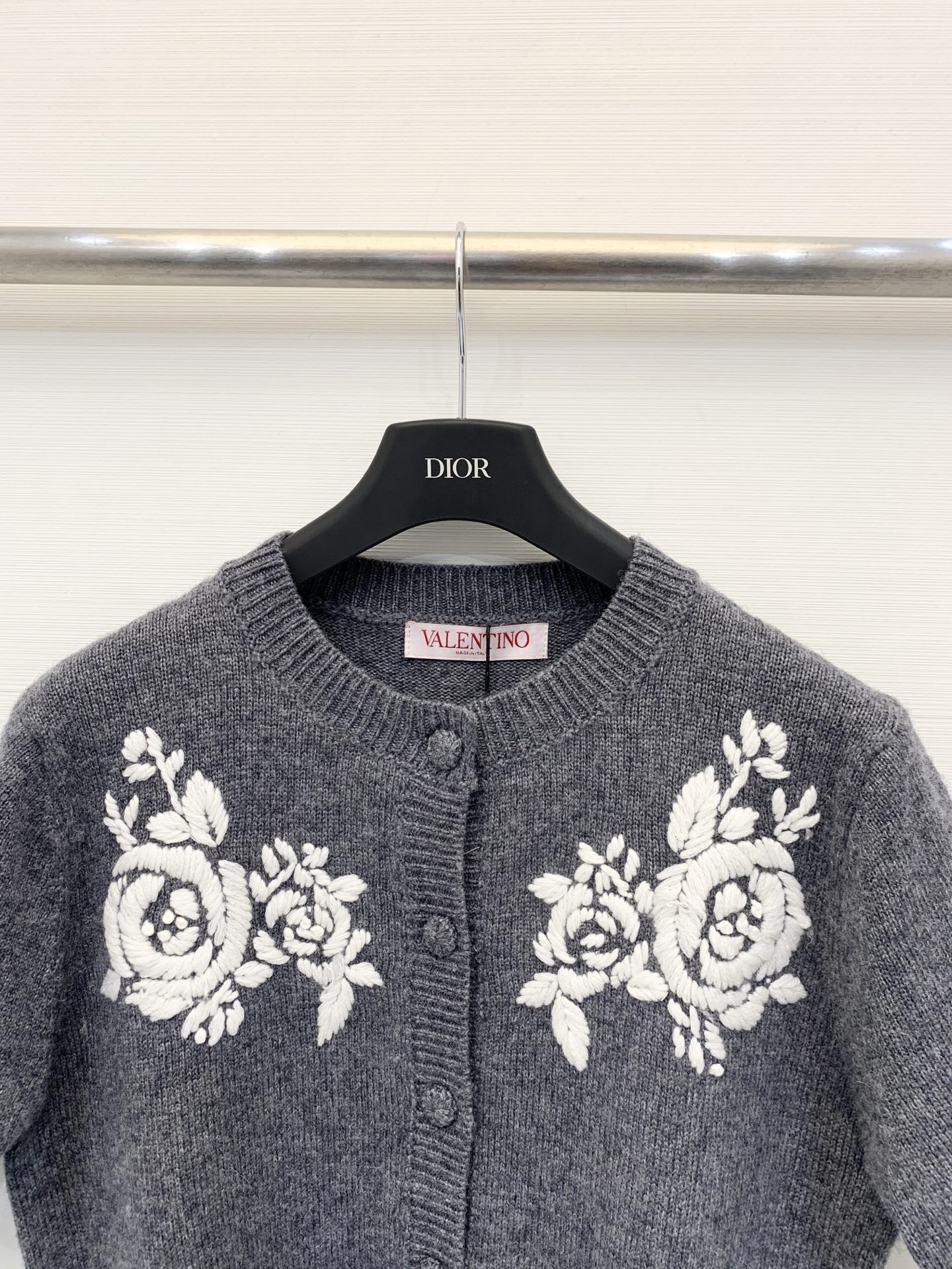 Valentino 25秋冬新款 立体花卉刺绣圆领针织短袖羊绒羊毛混纺面料 软糯有质感 两色sml