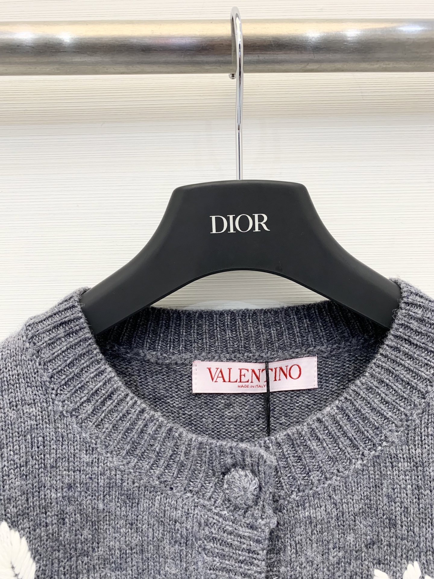 Valentino 25秋冬新款 立体花卉刺绣圆领针织短袖羊绒羊毛混纺面料 软糯有质感 两色sml