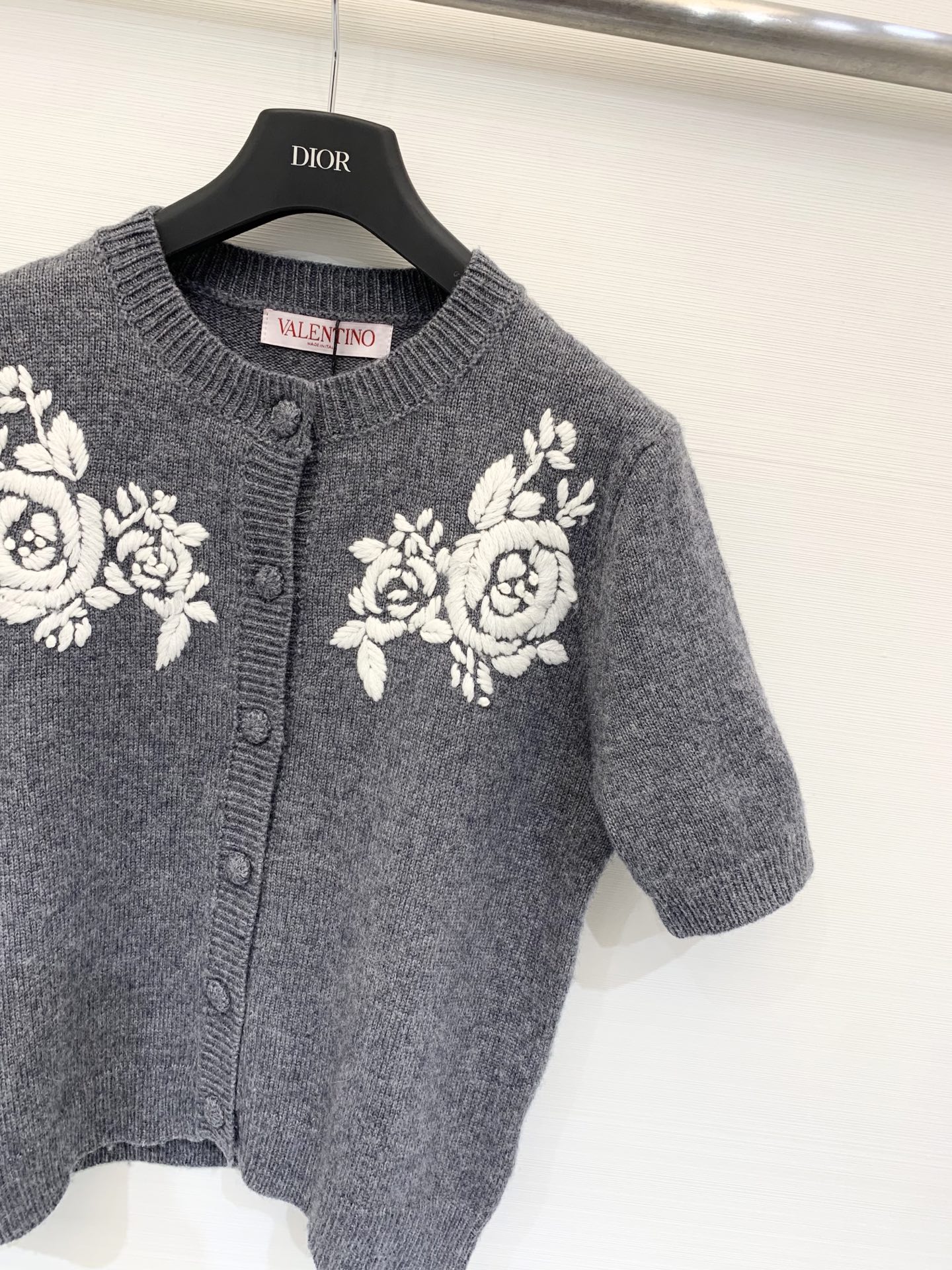 Valentino 25秋冬新款 立体花卉刺绣圆领针织短袖羊绒羊毛混纺面料 软糯有质感 两色sml