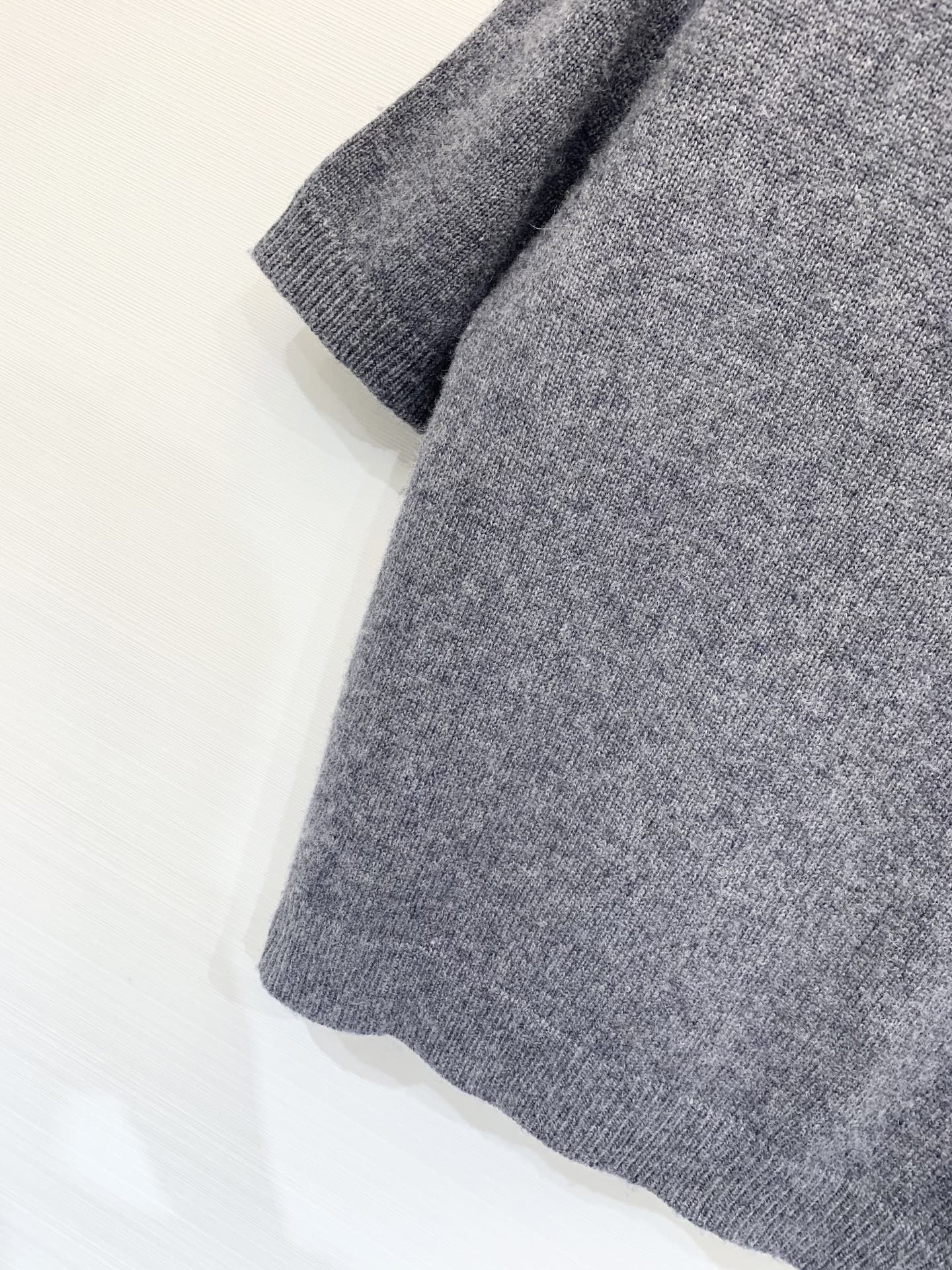 Valentino 25秋冬新款 立体花卉刺绣圆领针织短袖羊绒羊毛混纺面料 软糯有质感 两色sml