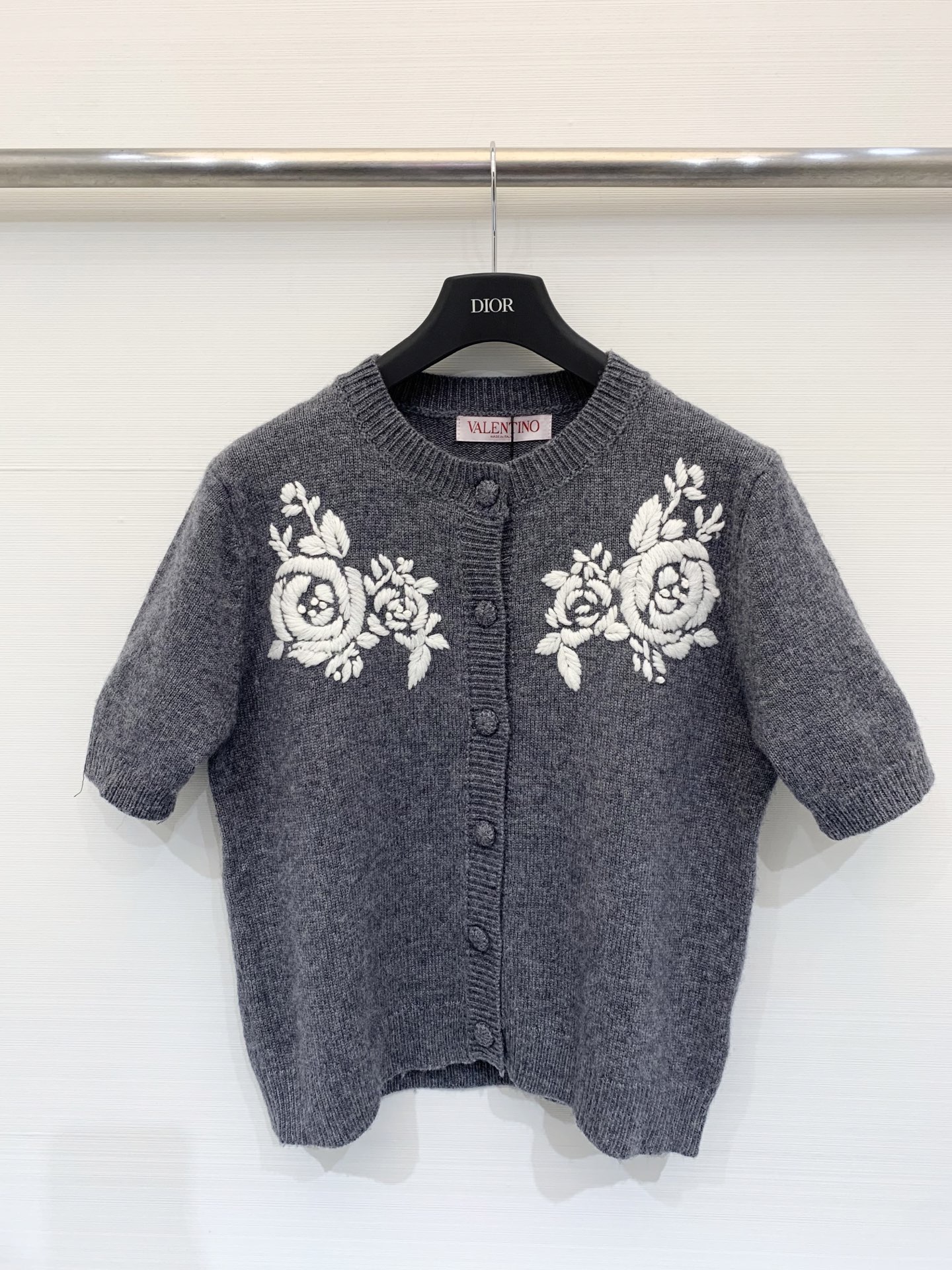 NO:501667,Valentino 25 autumn and winter new style, three-dimensional floral embroidered round neck knitted short sleeves, cashmere wool blend fabric, soft and textured, two-color sml, valentino, T-shirt, alexander wang19860909Valentino 25秋冬新款 立体花卉刺绣圆领针织短袖 羊绒羊毛混纺面料 软糯有质感 两色sml,,valentino,T-shirt,alexander wang,Women's clothing