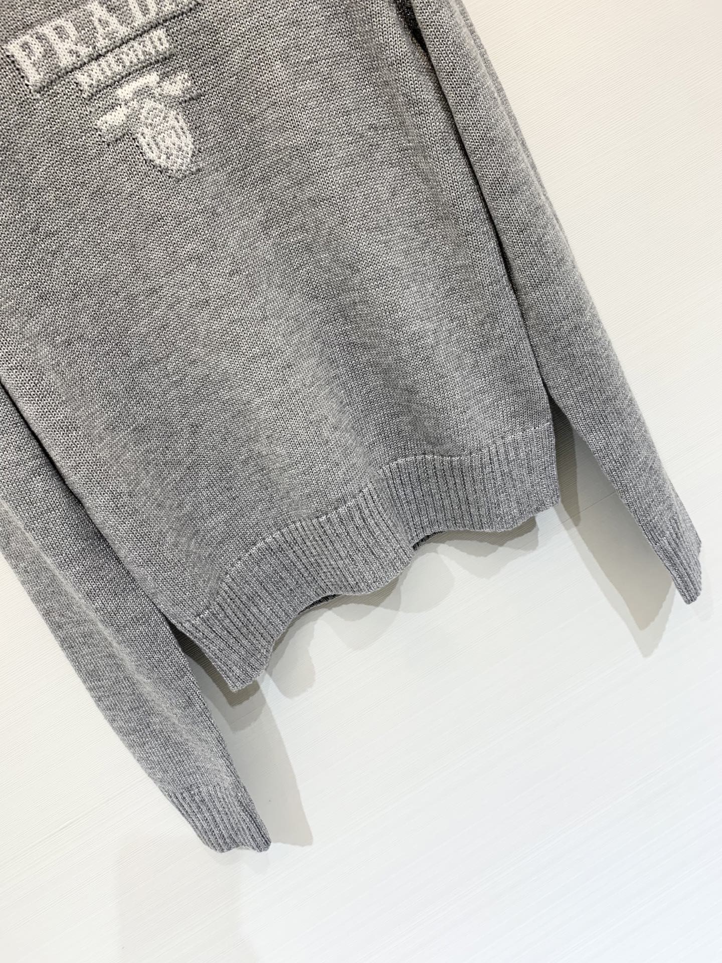 Prada 25秋冬新款 圆领提花LOGO针织长袖 100%羊毛 两色sml