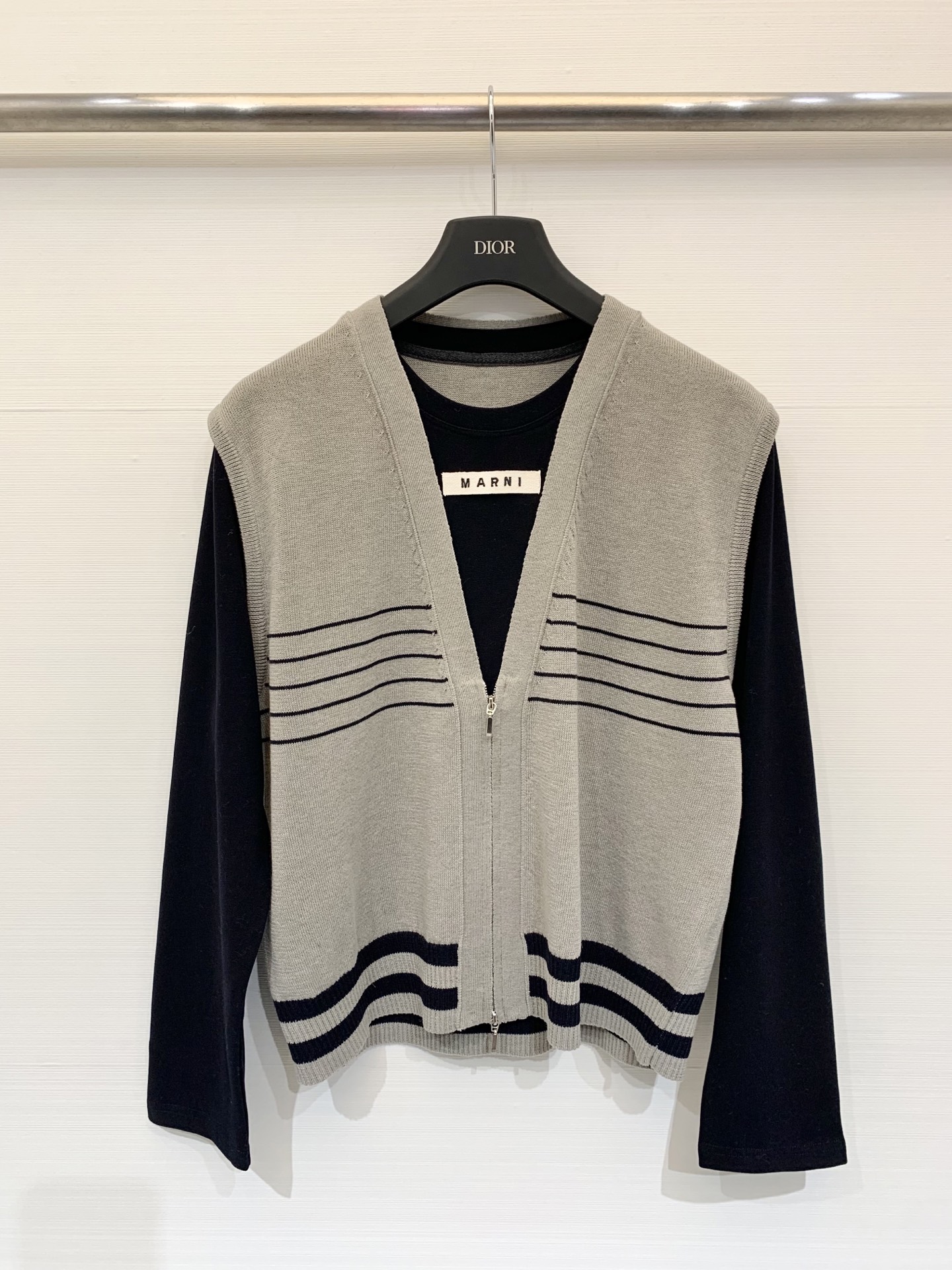 NO:501678,Marni 25 autumn and winter new style, big V neck fake two-piece knitted long sleeves fake two-piece design, inner round neck, outer layer big V neck, looser style, suitable for a variety of figures, suitable for different occasions and seasons, the design style is in line with the current popular retro and frigid style, with a certain degree of fashion, two-color sml,,marni,alexander wang19860909Marni 25秋冬新款 大V领假两件针织长袖 假两件设计 内搭为圆领 外层为大V领 版型较为宽松 适合多种身材 适合不同场合和季节搭配 设计风格符合当前流行的复古和冷淡系风格 具有一定的时尚度 两色sml,,marni,alexander wang,Women's clothing