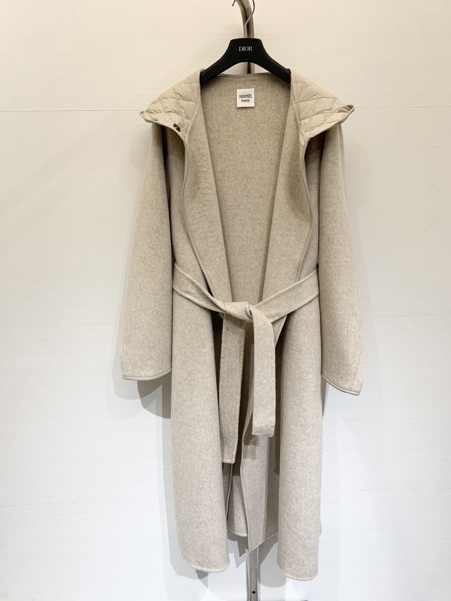 Hermes 25秋冬新款 羊皮包边连帽羊毛大衣 配腰带设计 羽绒帽拼接 高级大气 三色sml