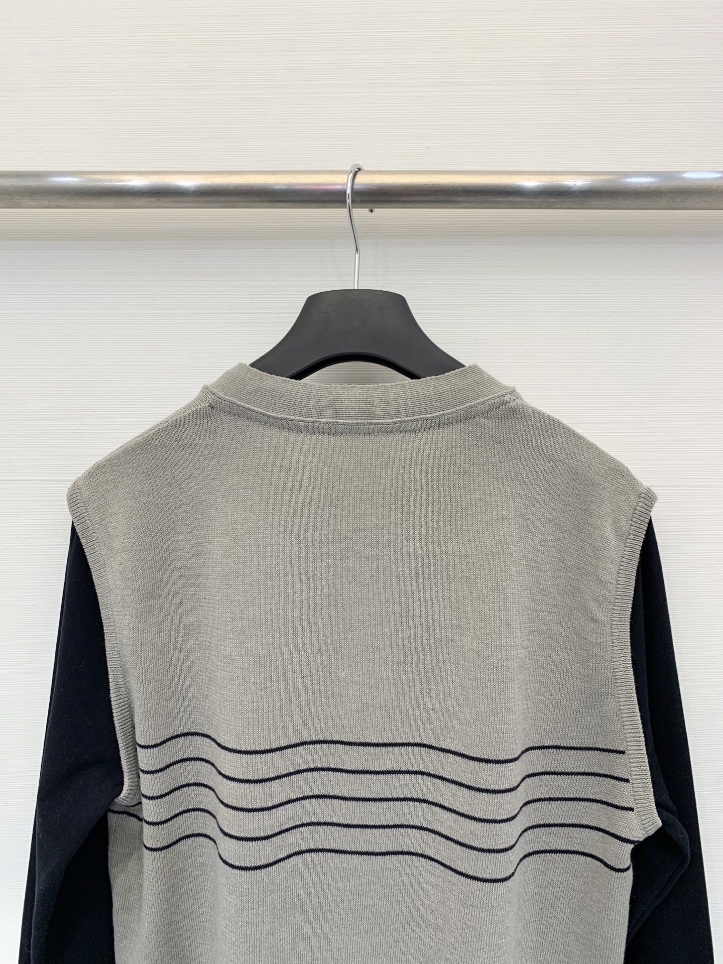 Marni 25秋冬新款 大V领假两件针织长袖 假两件设计 内搭为圆领 外层为大V领 版型较为宽松 适合