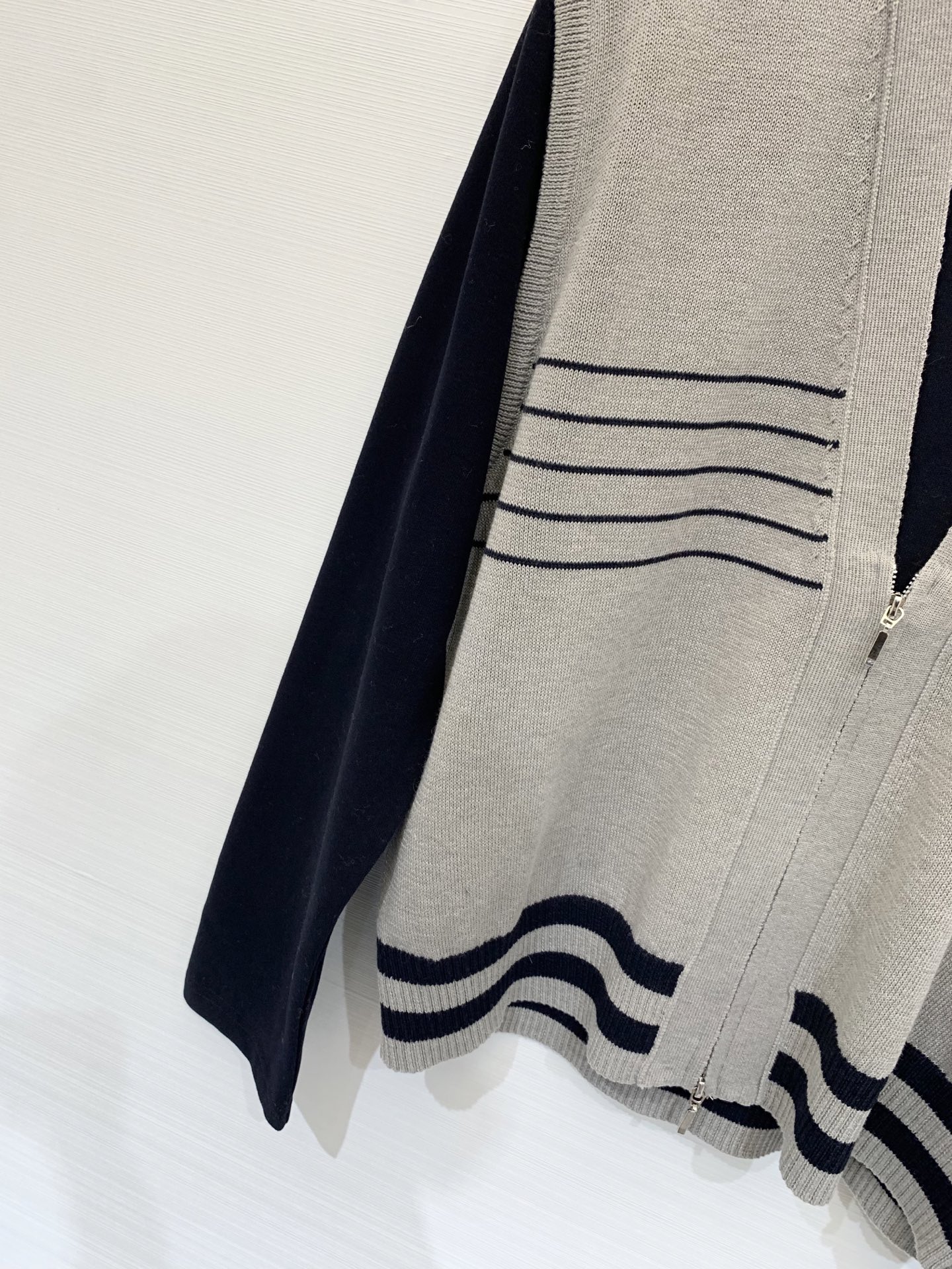 Marni 25秋冬新款 大V领假两件针织长袖 假两件设计 内搭为圆领 外层为大V领 版型较为宽松 适合