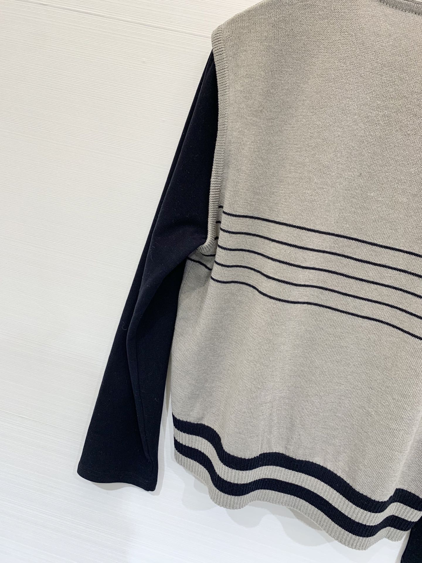 Marni 25秋冬新款 大V领假两件针织长袖 假两件设计 内搭为圆领 外层为大V领 版型较为宽松 适合