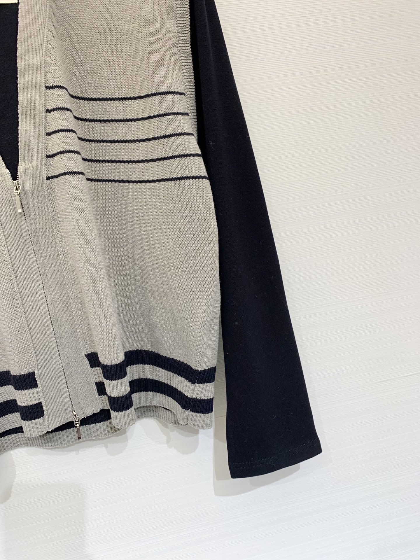 Marni 25秋冬新款 大V领假两件针织长袖 假两件设计 内搭为圆领 外层为大V领 版型较为宽松 适合