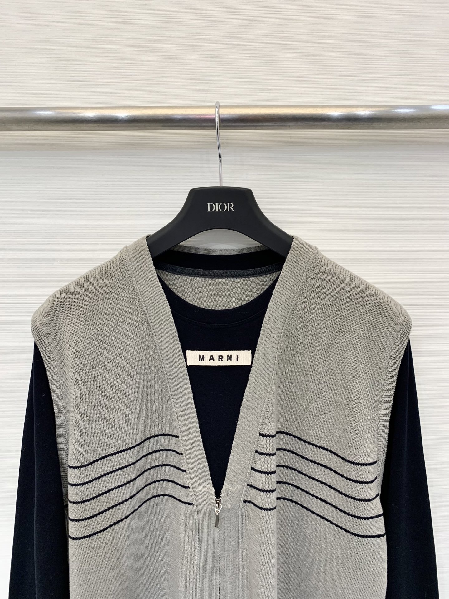 Marni 25秋冬新款 大V领假两件针织长袖 假两件设计 内搭为圆领 外层为大V领 版型较为宽松 适合