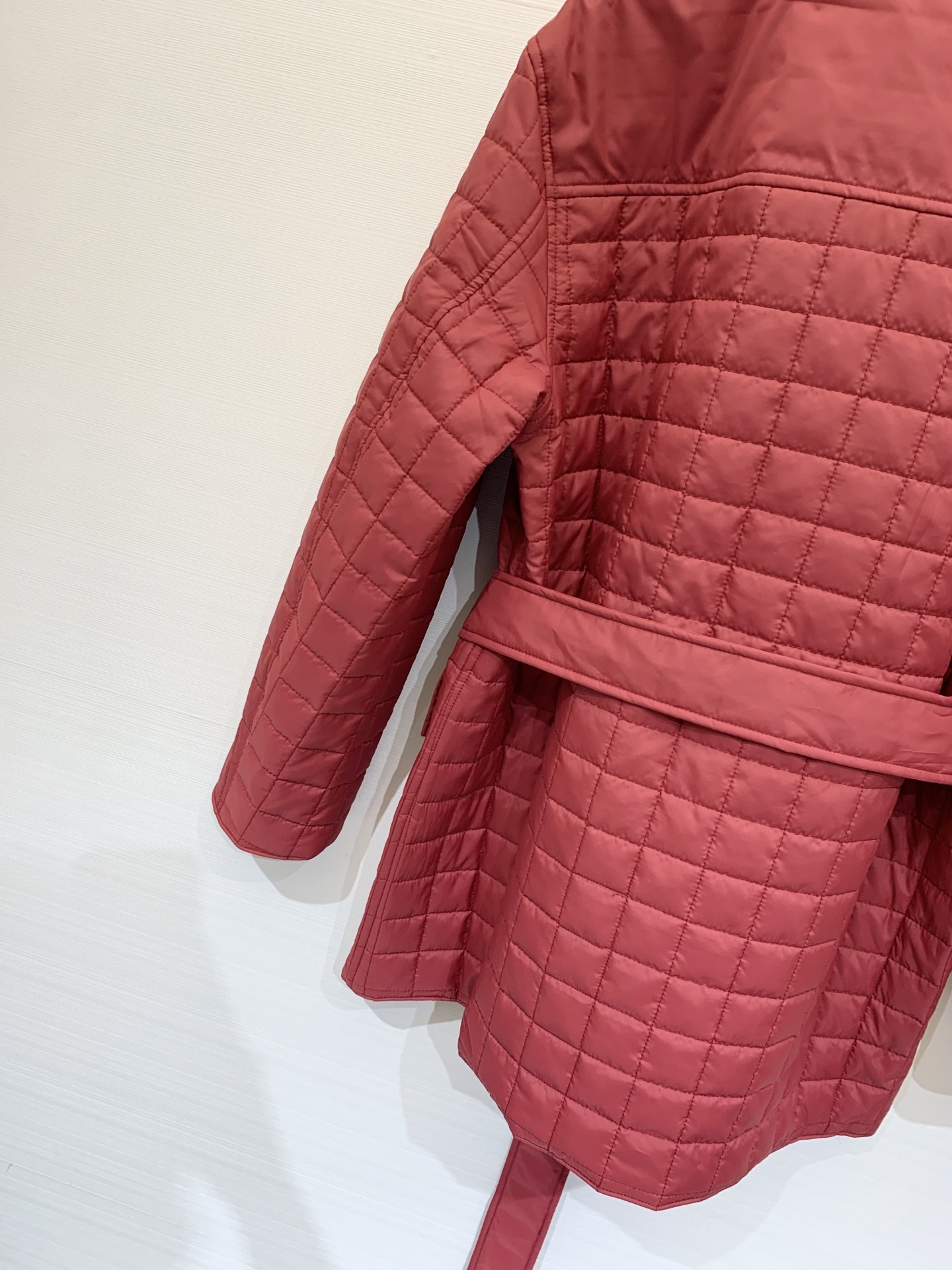 Hermes 25秋冬新款 菱格棉服 经典格纹珩线工艺 时尚又显瘦 改良立领设计 增加了松弛感 搭配腰带