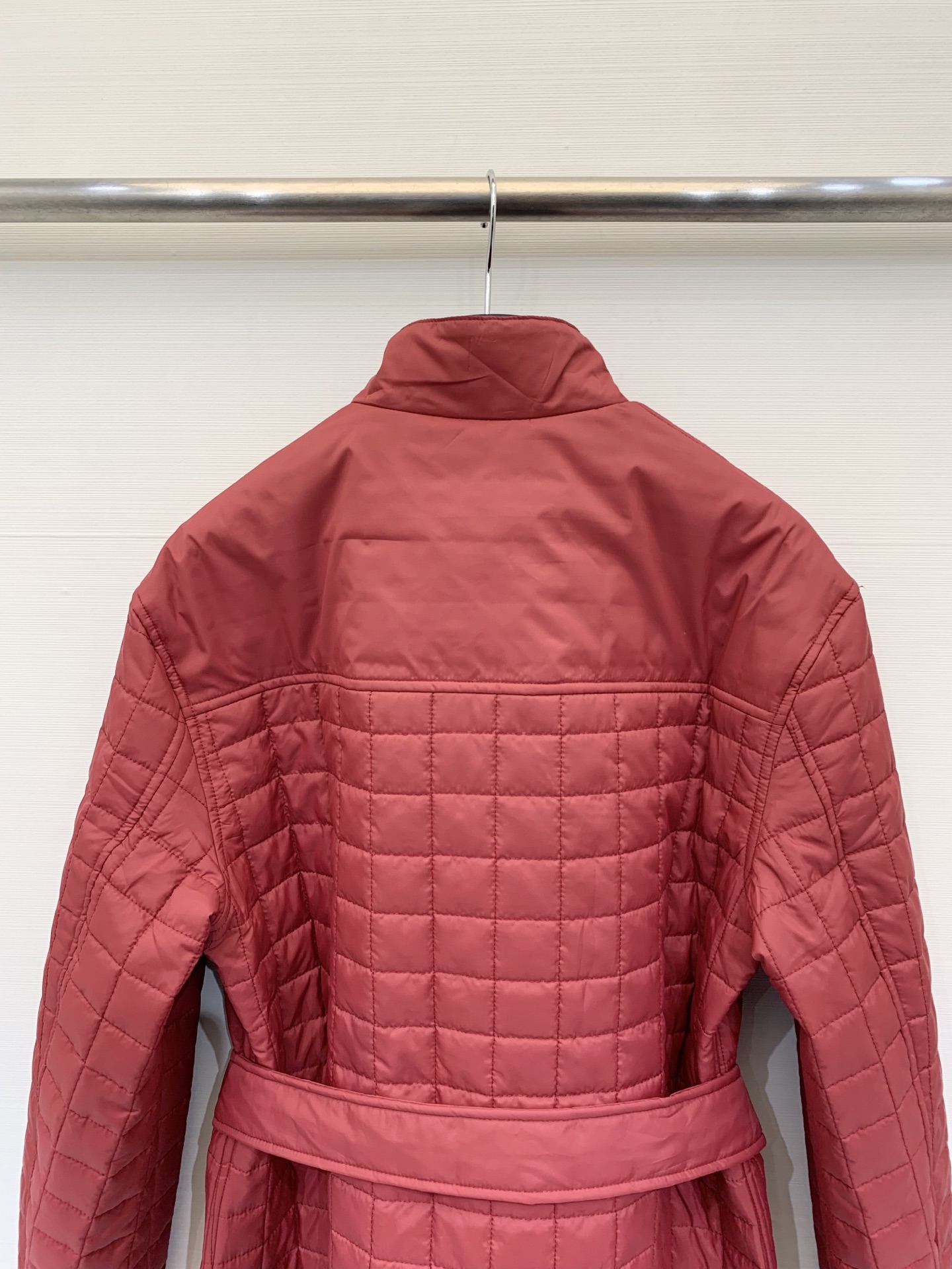 Hermes 25秋冬新款 菱格棉服 经典格纹珩线工艺 时尚又显瘦 改良立领设计 增加了松弛感 搭配腰带