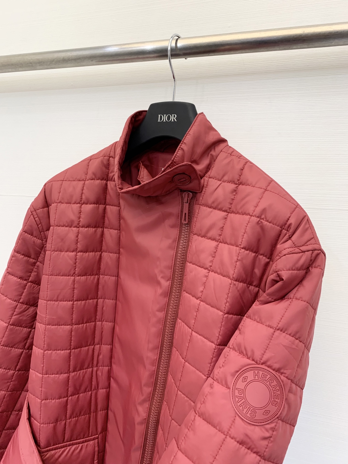 Hermes 25秋冬新款 菱格棉服 经典格纹珩线工艺 时尚又显瘦 改良立领设计 增加了松弛感 搭配腰带