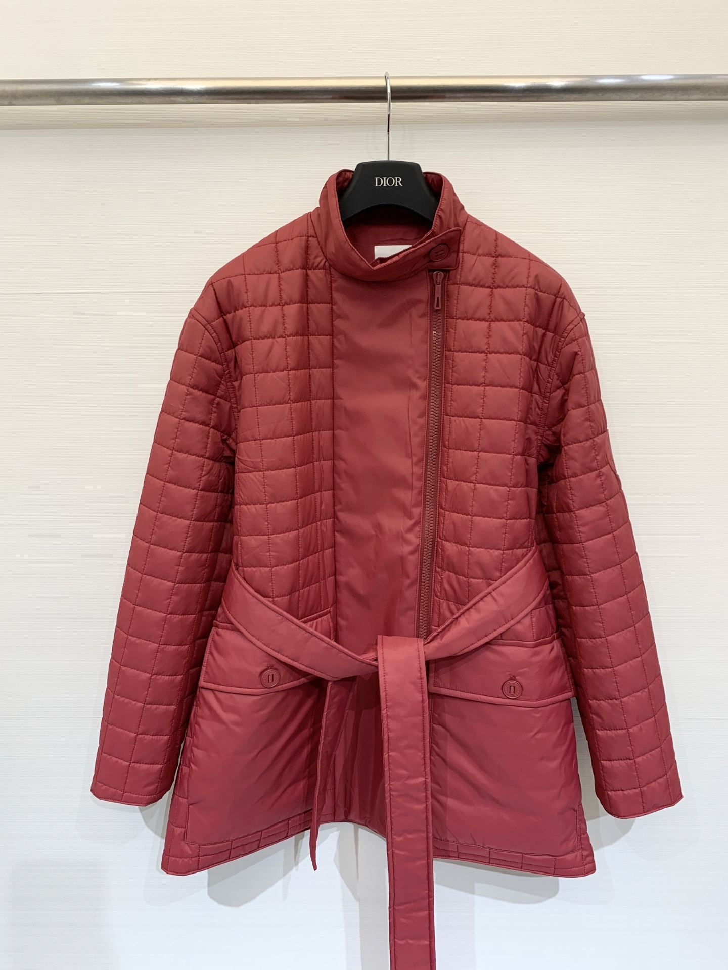 Hermes 25秋冬新款 菱格棉服 经典格纹珩线工艺 时尚又显瘦 改良立领设计 增加了松弛感 搭配腰带