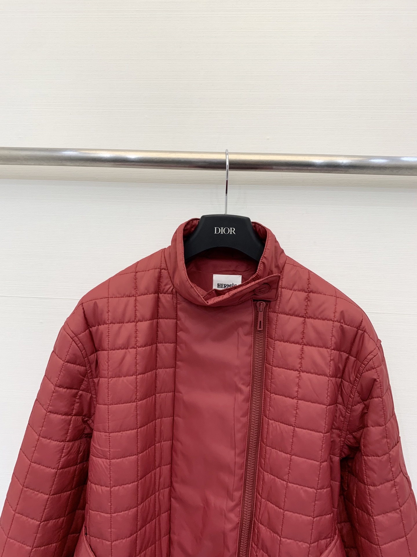 Hermes 25秋冬新款 菱格棉服 经典格纹珩线工艺 时尚又显瘦 改良立领设计 增加了松弛感 搭配腰带