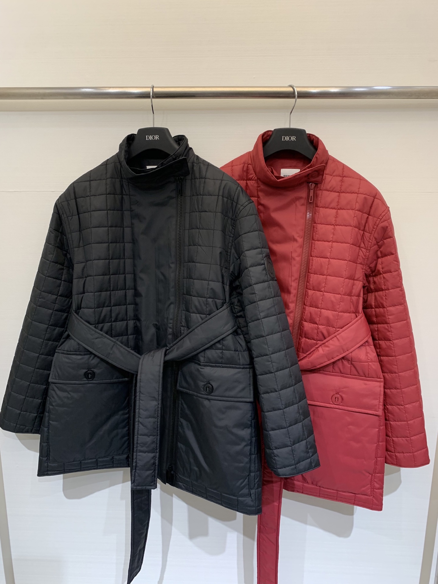 Hermes 25秋冬新款 菱格棉服 经典格纹珩线工艺 时尚又显瘦 改良立领设计 增加了松弛感 搭配腰带