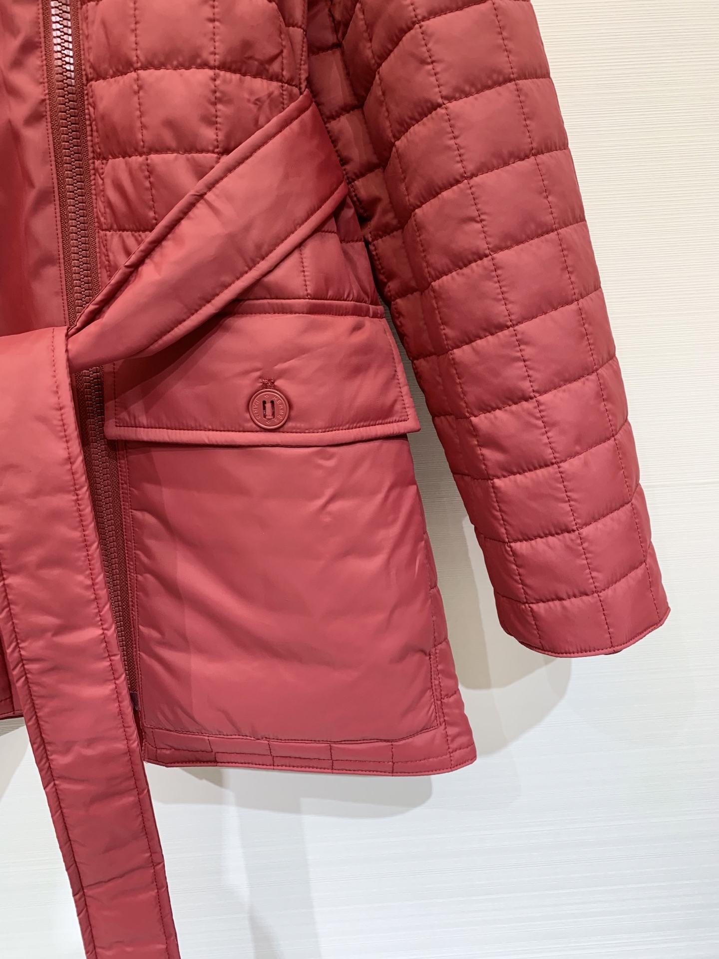 Hermes 25秋冬新款 菱格棉服 经典格纹珩线工艺 时尚又显瘦 改良立领设计 增加了松弛感 搭配腰带