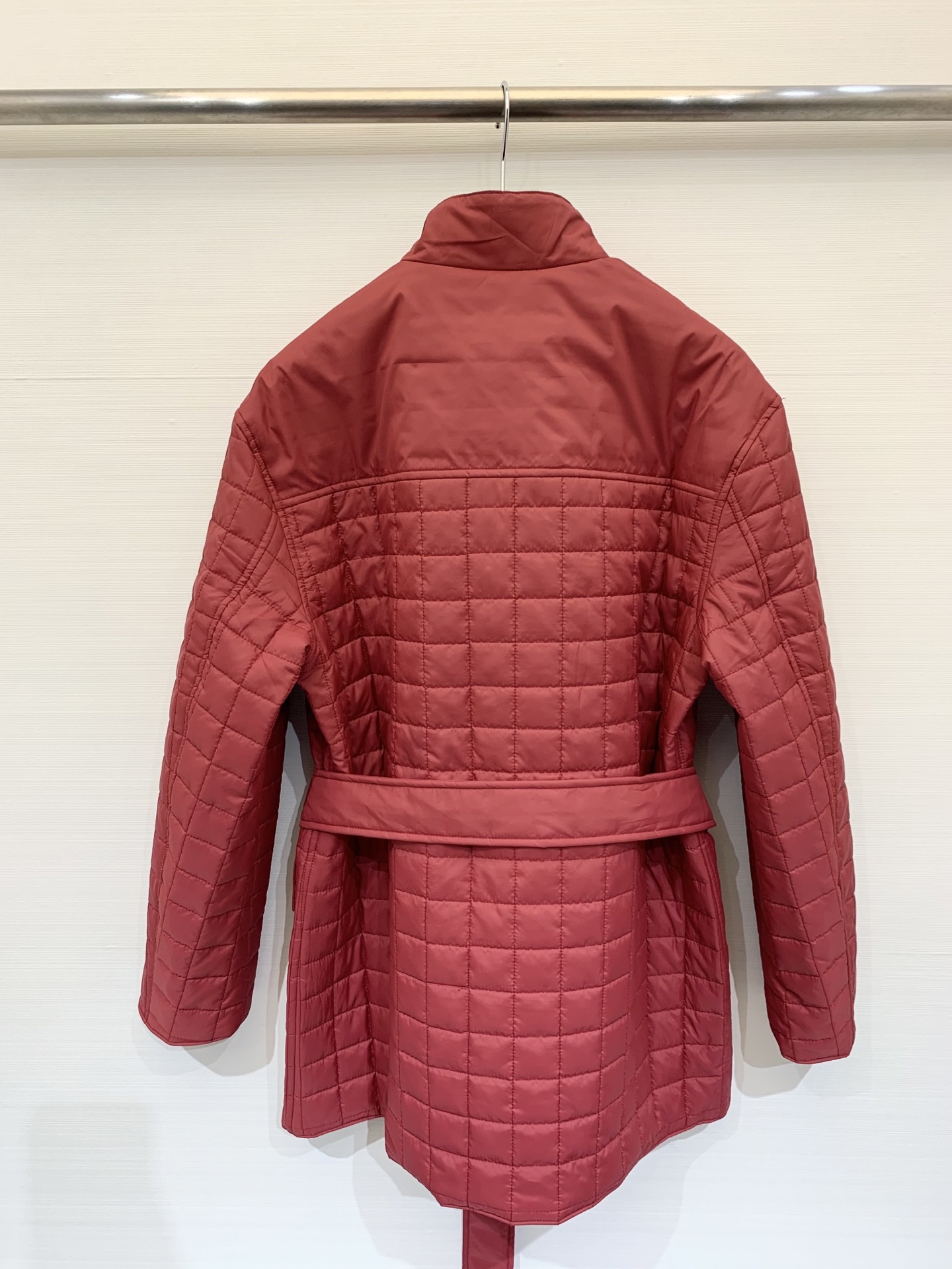 Hermes 25秋冬新款 菱格棉服 经典格纹珩线工艺 时尚又显瘦 改良立领设计 增加了松弛感 搭配腰带