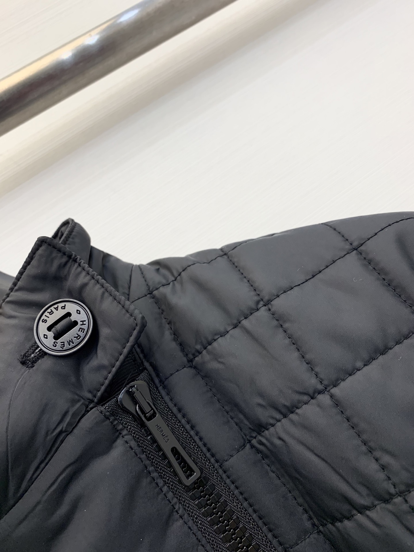 Hermes 25秋冬新款 菱格棉服 经典格纹珩线工艺 时尚又显瘦 改良立领设计 增加了松弛感 搭配腰带