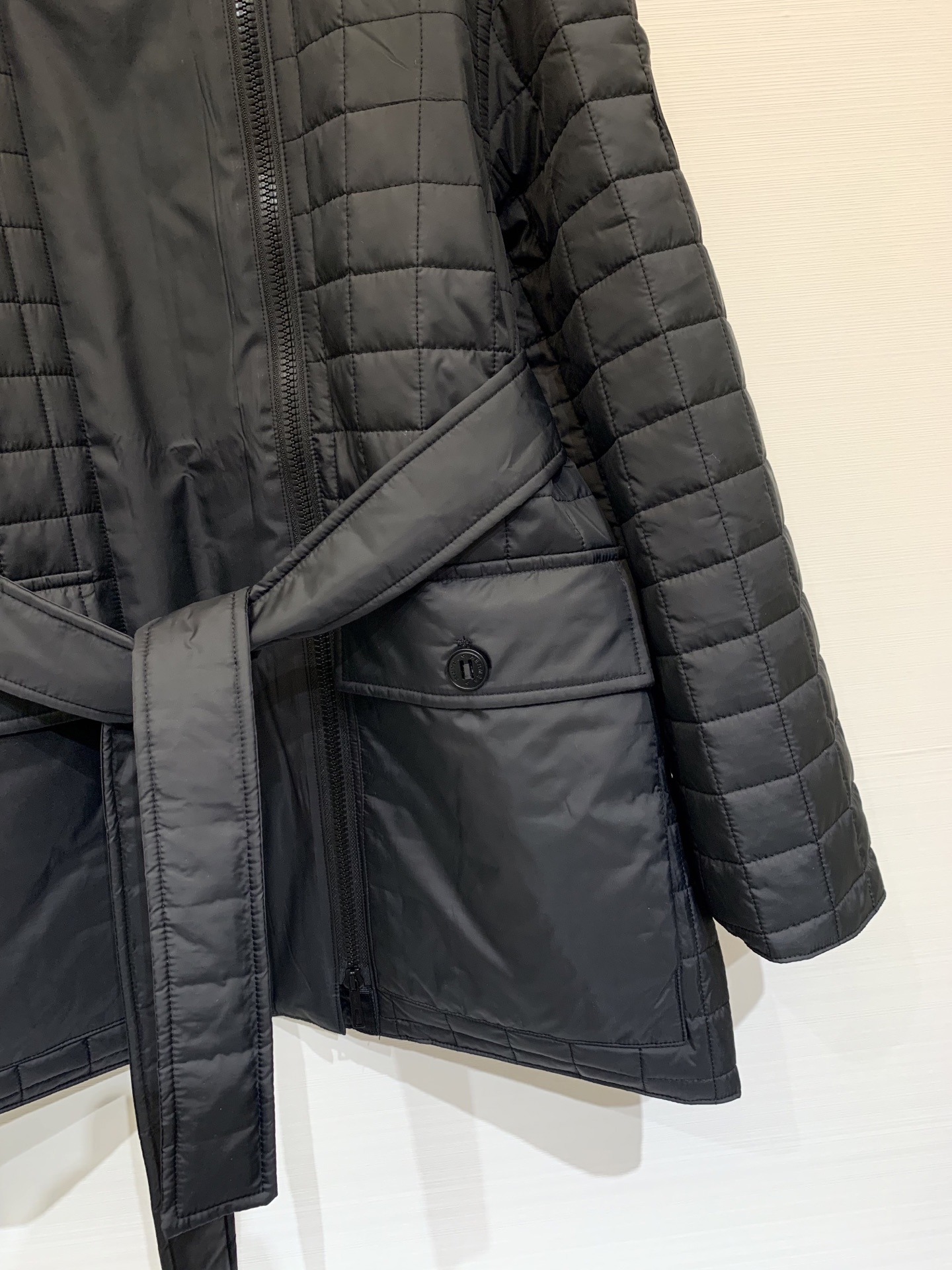 Hermes 25秋冬新款 菱格棉服 经典格纹珩线工艺 时尚又显瘦 改良立领设计 增加了松弛感 搭配腰带