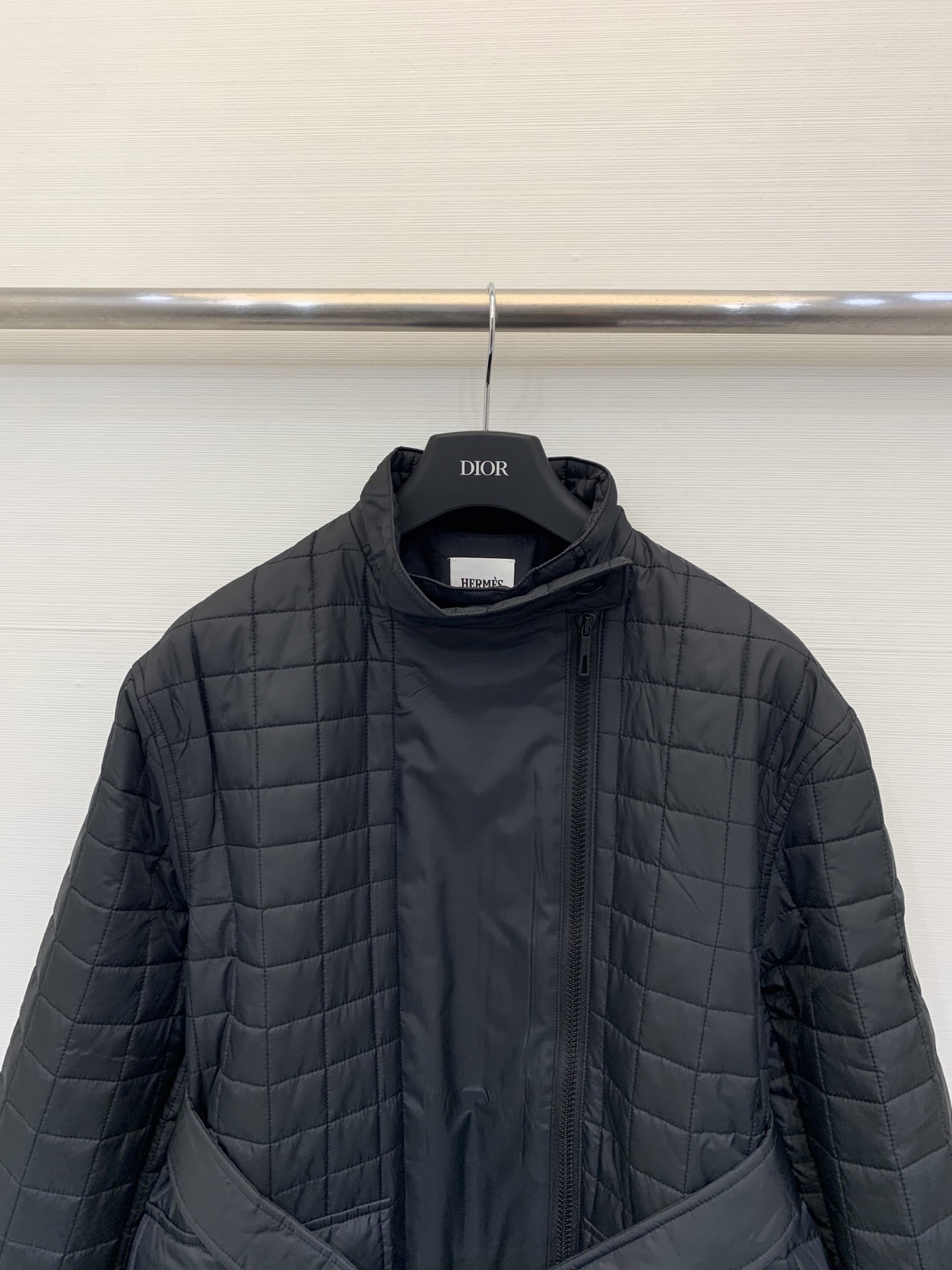 Hermes 25秋冬新款 菱格棉服 经典格纹珩线工艺 时尚又显瘦 改良立领设计 增加了松弛感 搭配腰带