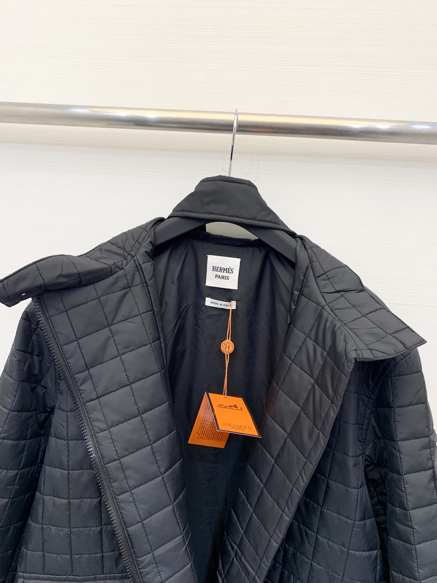 Hermes 25秋冬新款 菱格棉服 经典格纹珩线工艺 时尚又显瘦 改良立领设计 增加了松弛感 搭配腰带