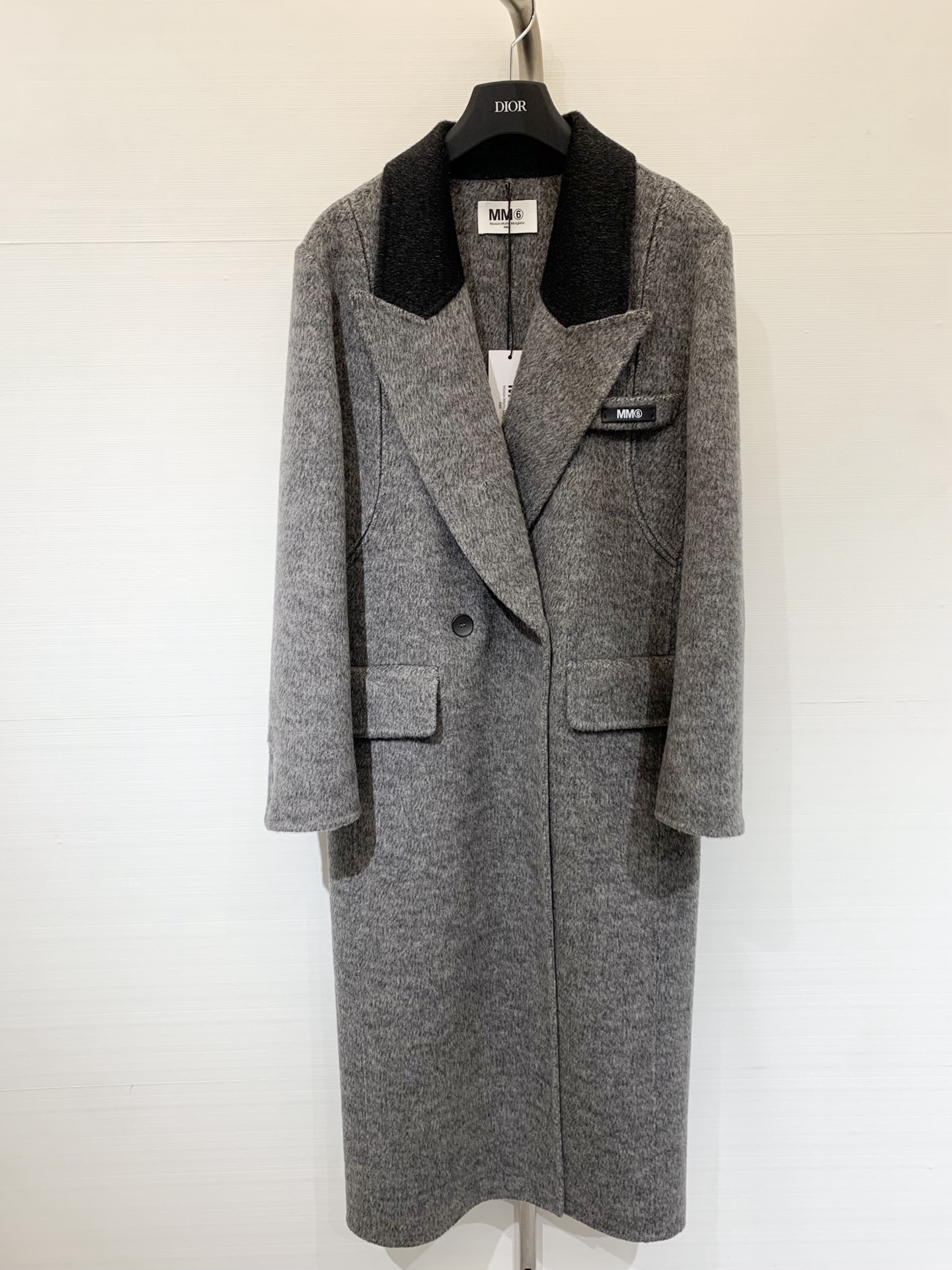 NO:502812,With dust bag MM6 25 autumn and winter new style, spliced ​​collar double-sided cashmere coat, grey color is very high-end, chest embellishment logo is very eye-catching, cocoon-shaped design is more suitable for the body 10 cashmere high-end fabric, the upper body is smooth and warm, size sml,,masion margiela,alexander wang19860909配防尘袋MM6 25秋冬新款 拼接领双面羊绒大衣 灰色色系非常高级 胸口点缀小logo非常亮眼 茧型设计更加贴合身材 10羊绒高级面料 上身柔滑又保暖 码数sml,,masion margiela,alexander wang,Women's clothing