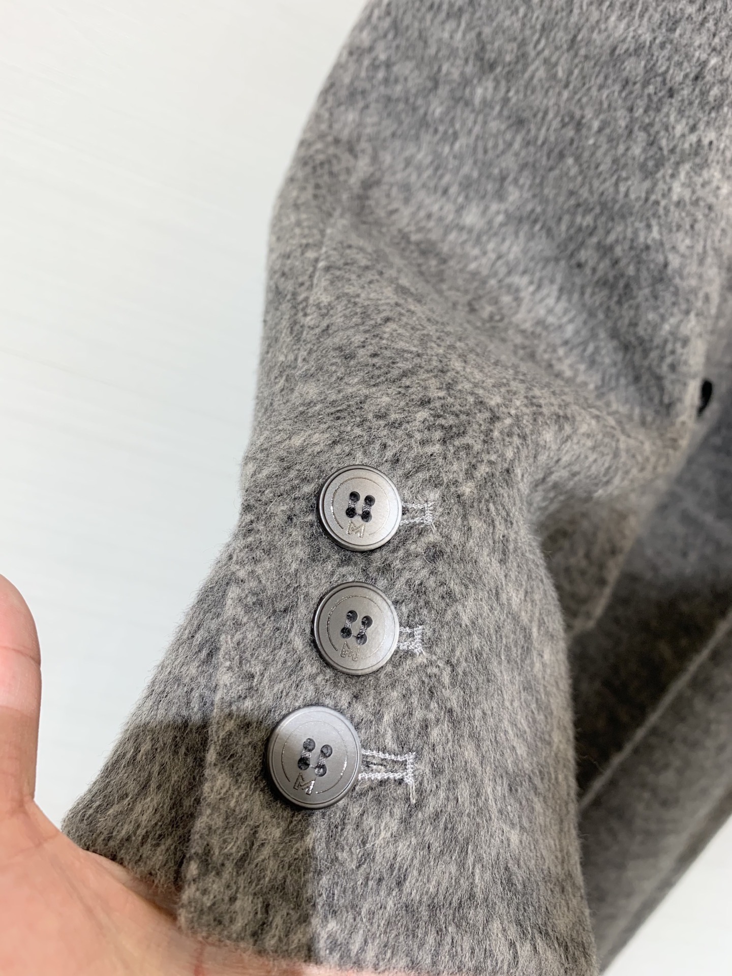 MM6 25秋冬新款 拼接领双面羊绒大衣 灰色色系非常高级 胸口点缀小logo非常亮眼 茧型设计更加贴合