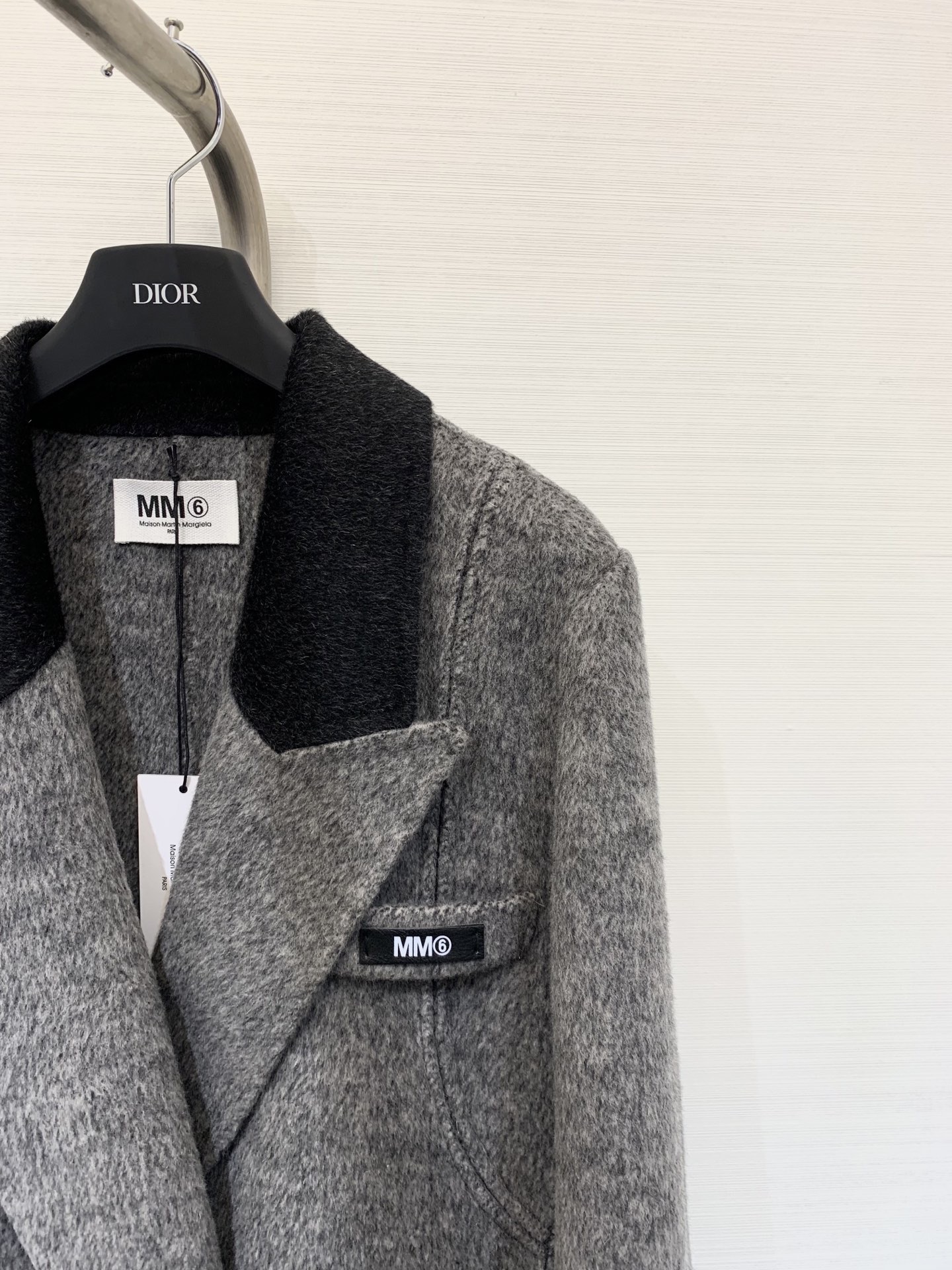 MM6 25秋冬新款 拼接领双面羊绒大衣 灰色色系非常高级 胸口点缀小logo非常亮眼 茧型设计更加贴合