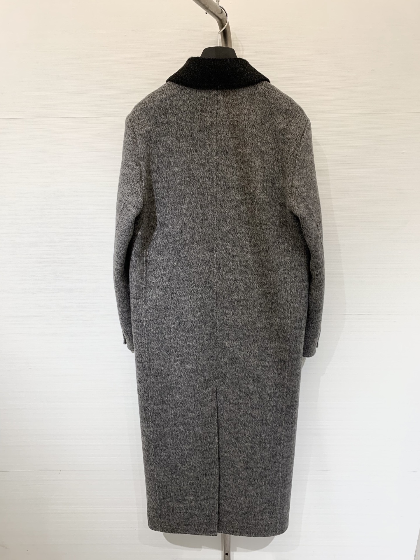 MM6 25秋冬新款 拼接领双面羊绒大衣 灰色色系非常高级 胸口点缀小logo非常亮眼 茧型设计更加贴合