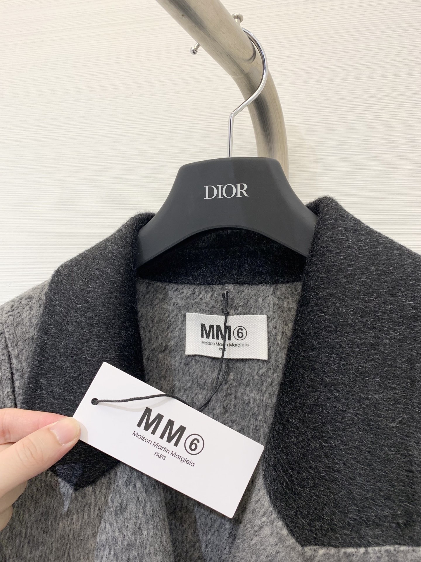 MM6 25秋冬新款 拼接领双面羊绒大衣 灰色色系非常高级 胸口点缀小logo非常亮眼 茧型设计更加贴合