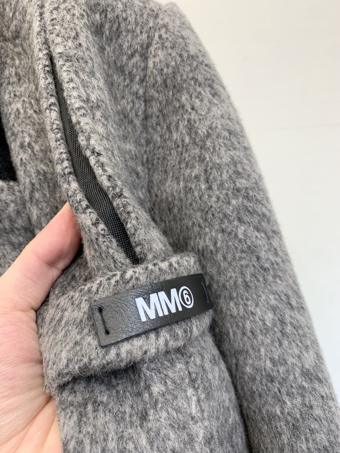 MM6 25秋冬新款 拼接领双面羊绒大衣 灰色色系非常高级 胸口点缀小logo非常亮眼 茧型设计更加贴合