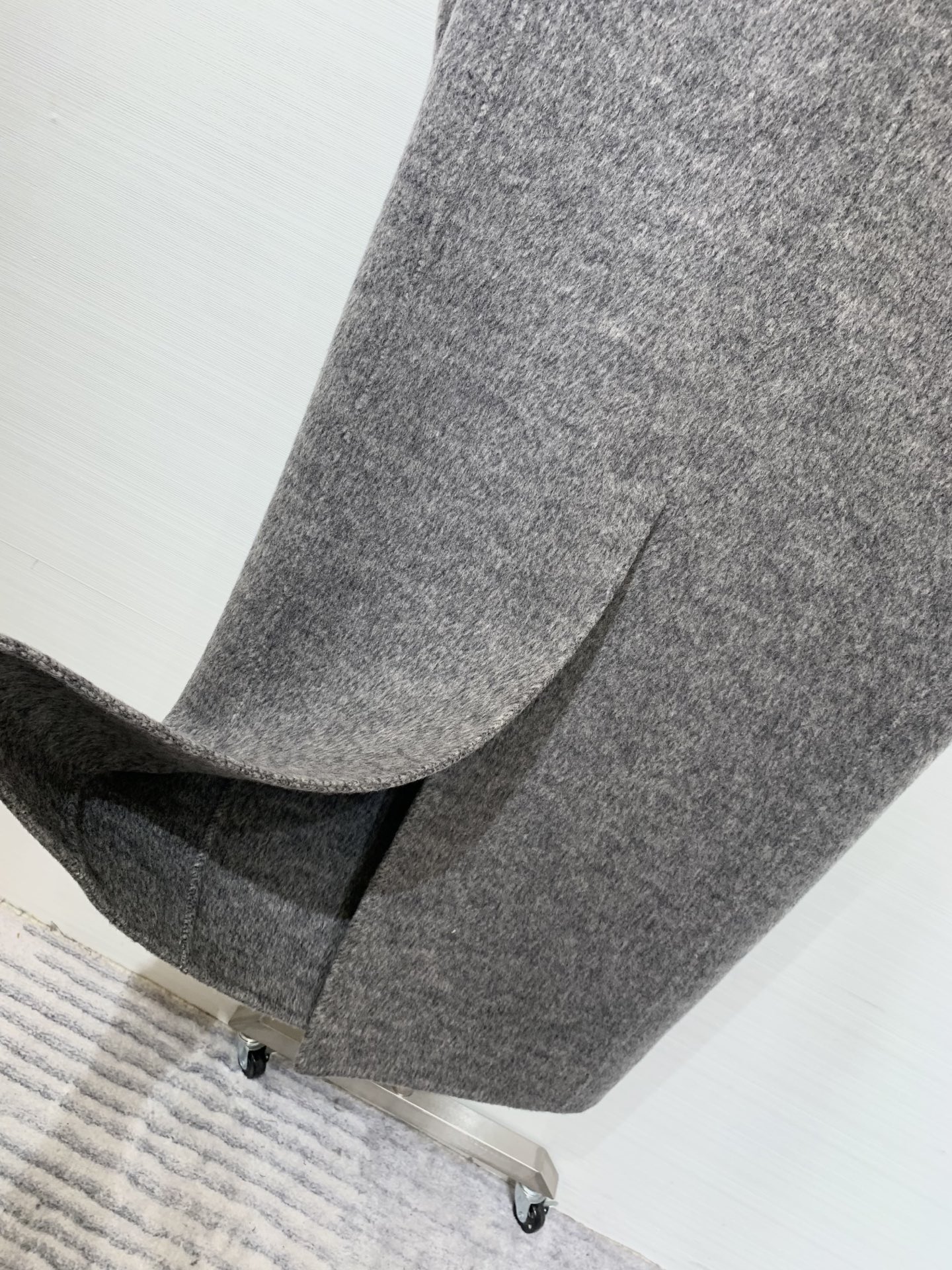 MM6 25秋冬新款 拼接领双面羊绒大衣 灰色色系非常高级 胸口点缀小logo非常亮眼 茧型设计更加贴合