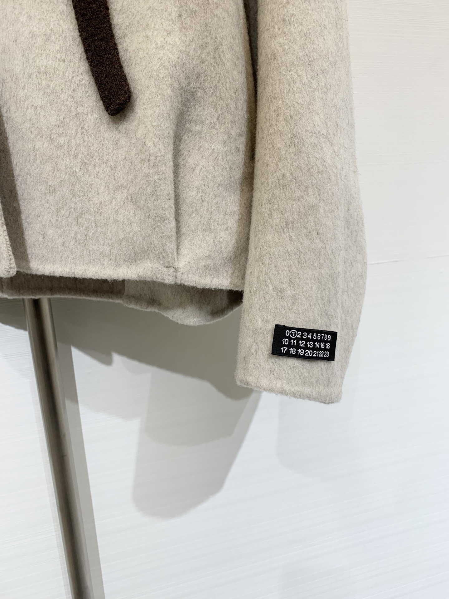 MM6 25秋冬最新款 拼接毛线帽连帽短款双面羊毛大外套 撞色拼接粗针针线帽子设计感很赞 经典时髦又休闲