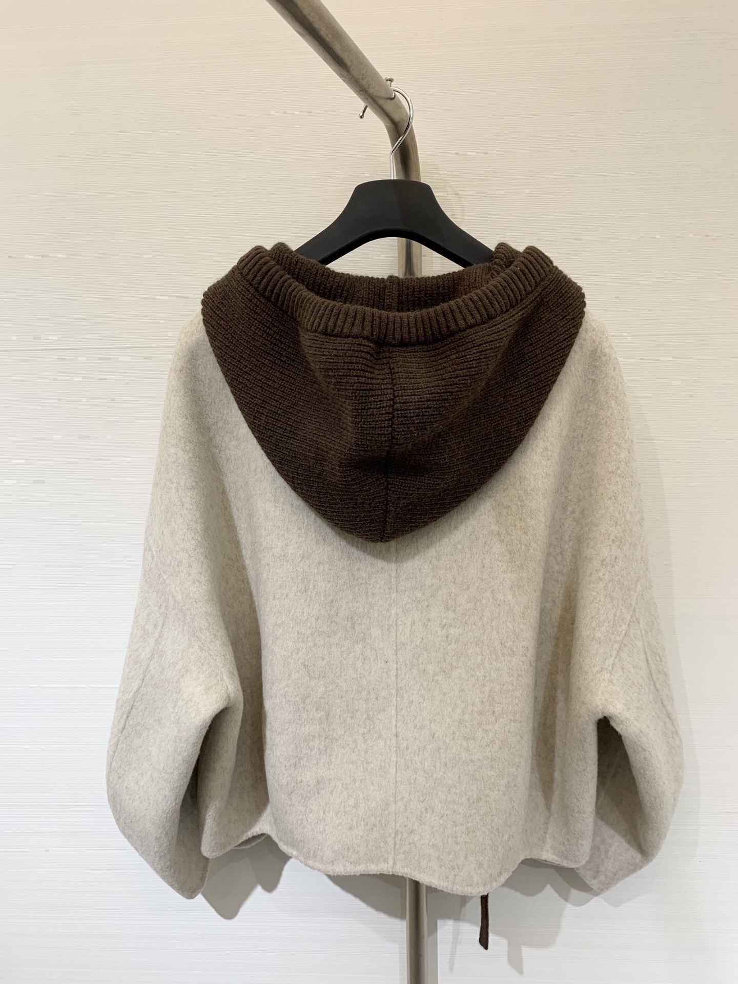 MM6 25秋冬最新款 拼接毛线帽连帽短款双面羊毛大外套 撞色拼接粗针针线帽子设计感很赞 经典时髦又休闲