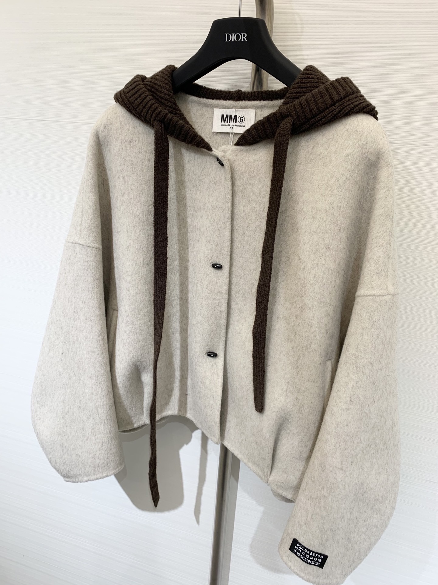 MM6 25秋冬最新款 拼接毛线帽连帽短款双面羊毛大外套 撞色拼接粗针针线帽子设计感很赞 经典时髦又休闲