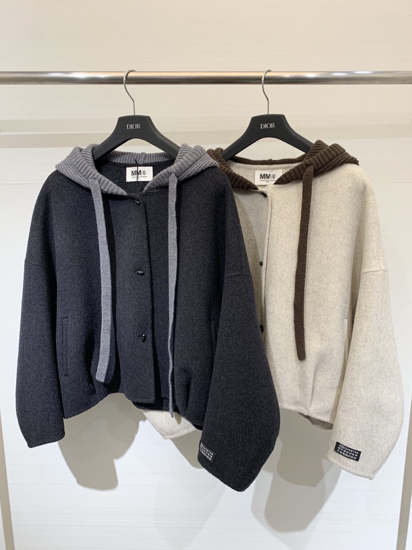 NO:502770,MM6, 25 autumn and winter latest model, spliced ​​wool hat, hooded short double-sided wool jacket, contrasting color spliced ​​thick needle needle and thread hat, very good design, classic and fashionable and casual, two-color sml P,,masion margiela,jackets & coats,hats,alexander wang19860909配防尘袋MM6 25秋冬最新款 拼接毛线帽连帽短款双面羊毛大外套 撞色拼接粗针针线帽子设计感很赞 经典时髦又休闲 两色sml P,,masion margiela,jackets & coats,hats,alexander wang,Women's clothing