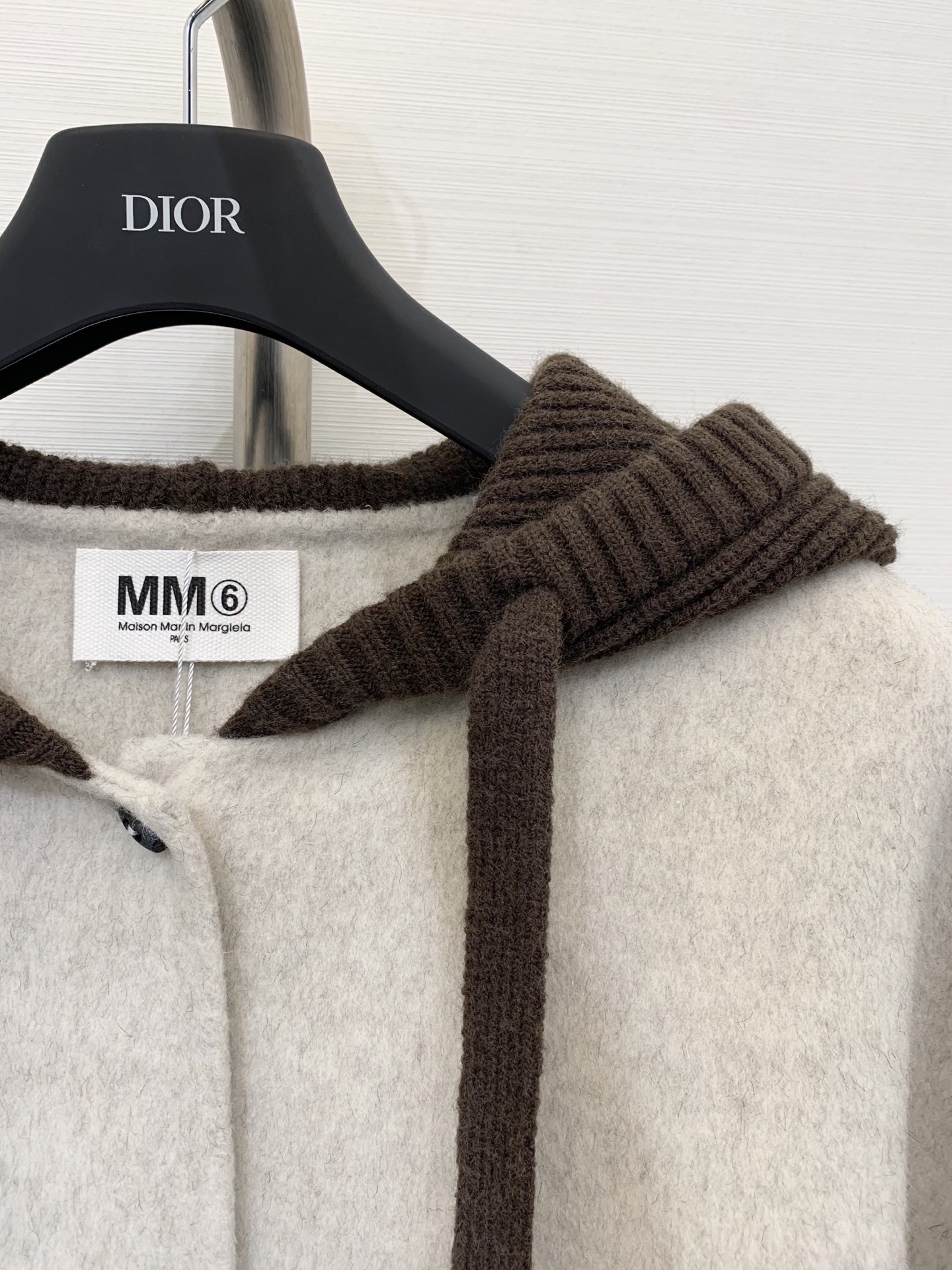 MM6 25秋冬最新款 拼接毛线帽连帽短款双面羊毛大外套 撞色拼接粗针针线帽子设计感很赞 经典时髦又休闲