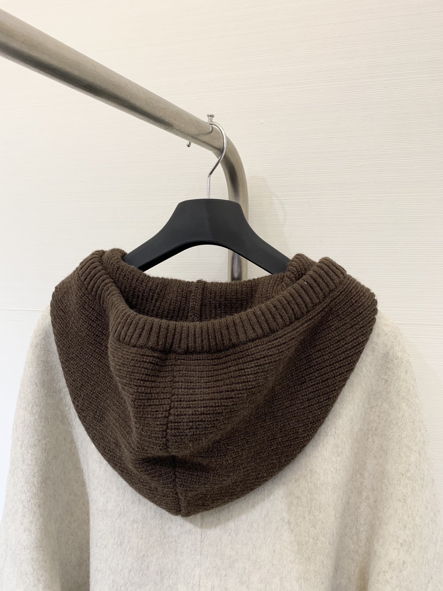 MM6 25秋冬最新款 拼接毛线帽连帽短款双面羊毛大外套 撞色拼接粗针针线帽子设计感很赞 经典时髦又休闲