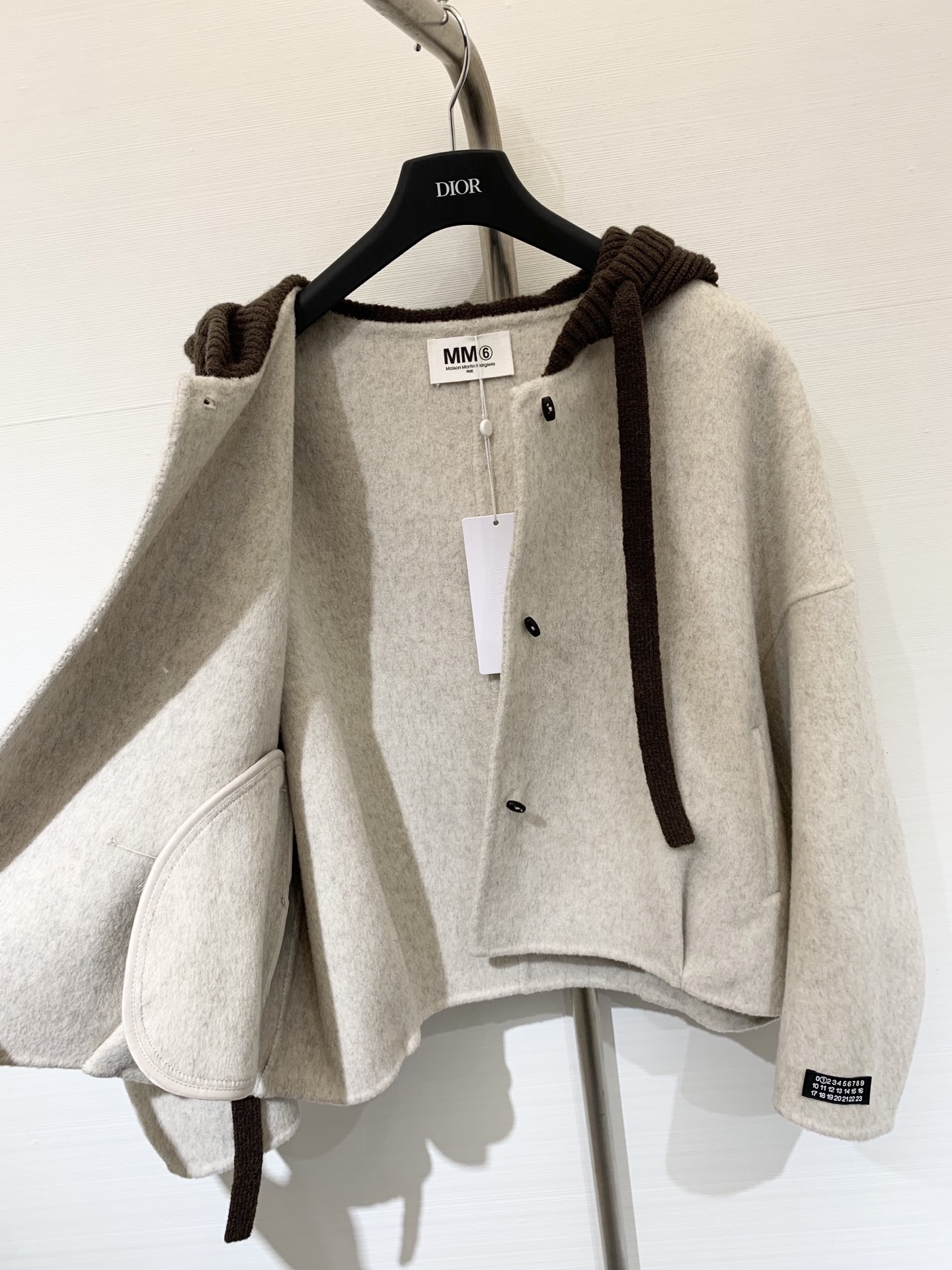 MM6 25秋冬最新款 拼接毛线帽连帽短款双面羊毛大外套 撞色拼接粗针针线帽子设计感很赞 经典时髦又休闲